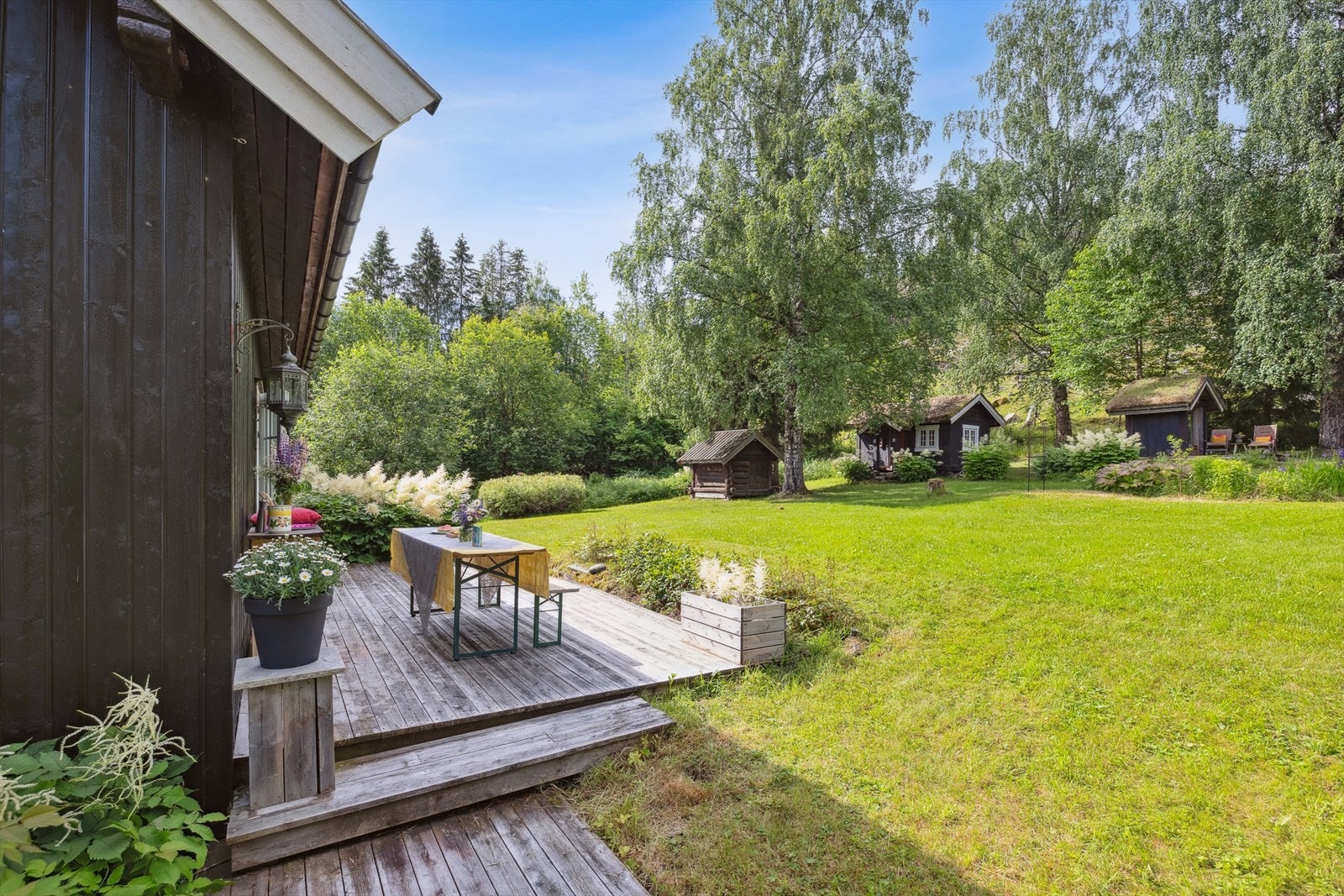 Hyggelig uteareal med flere små uthus og anneks Galleribilde