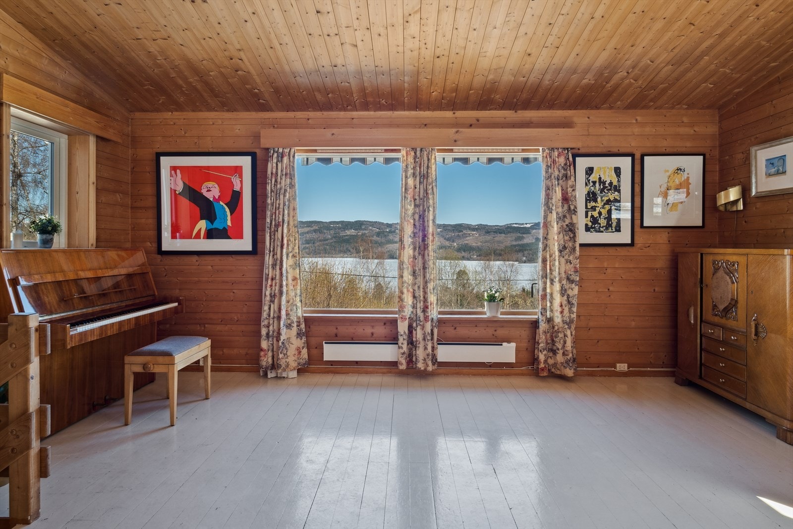 Fra stuen kan du nyte flott utsikt mot område rundt Galleribilde