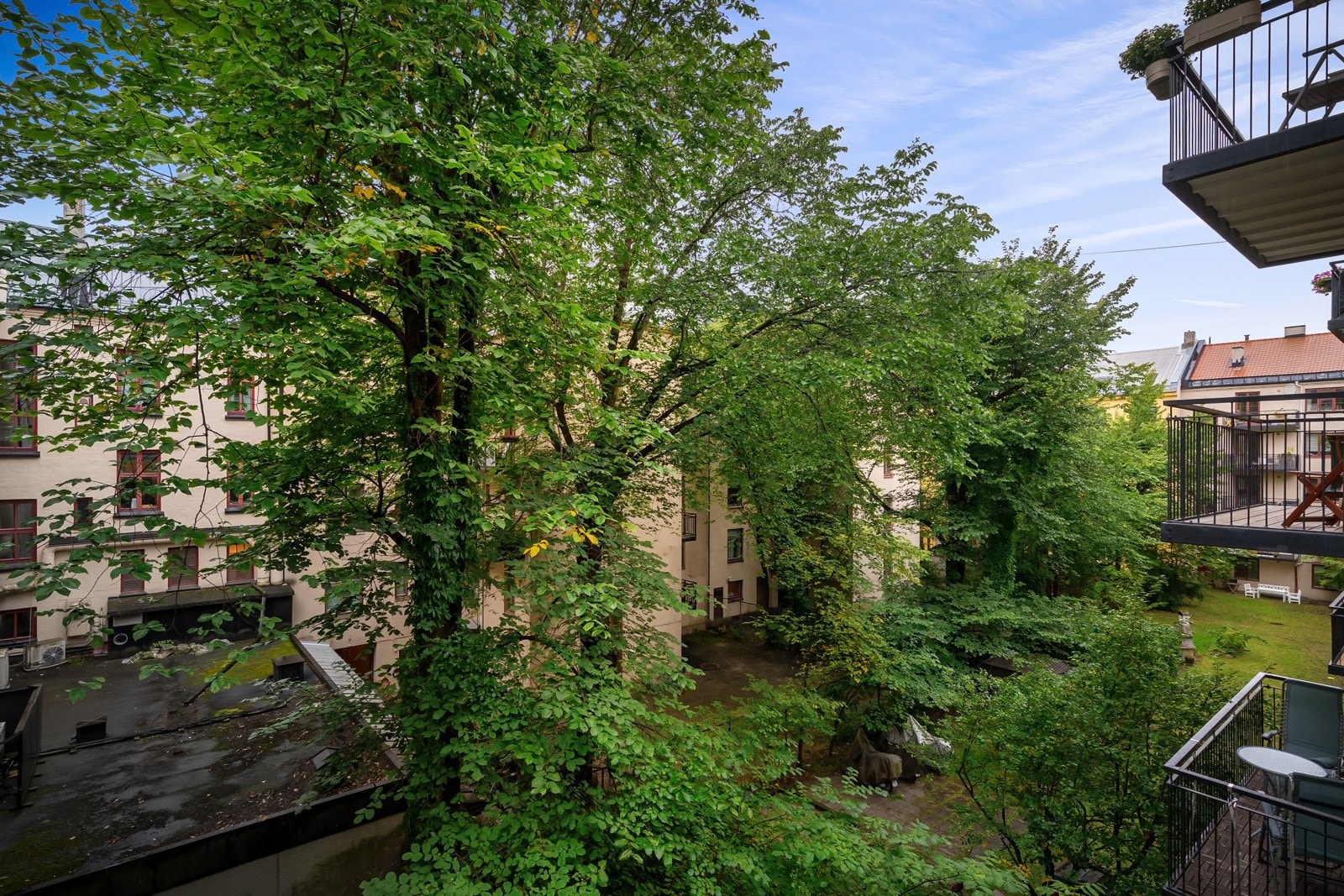 Utsyn fra balkongen som vender mot rolig bakgård Galleribilde