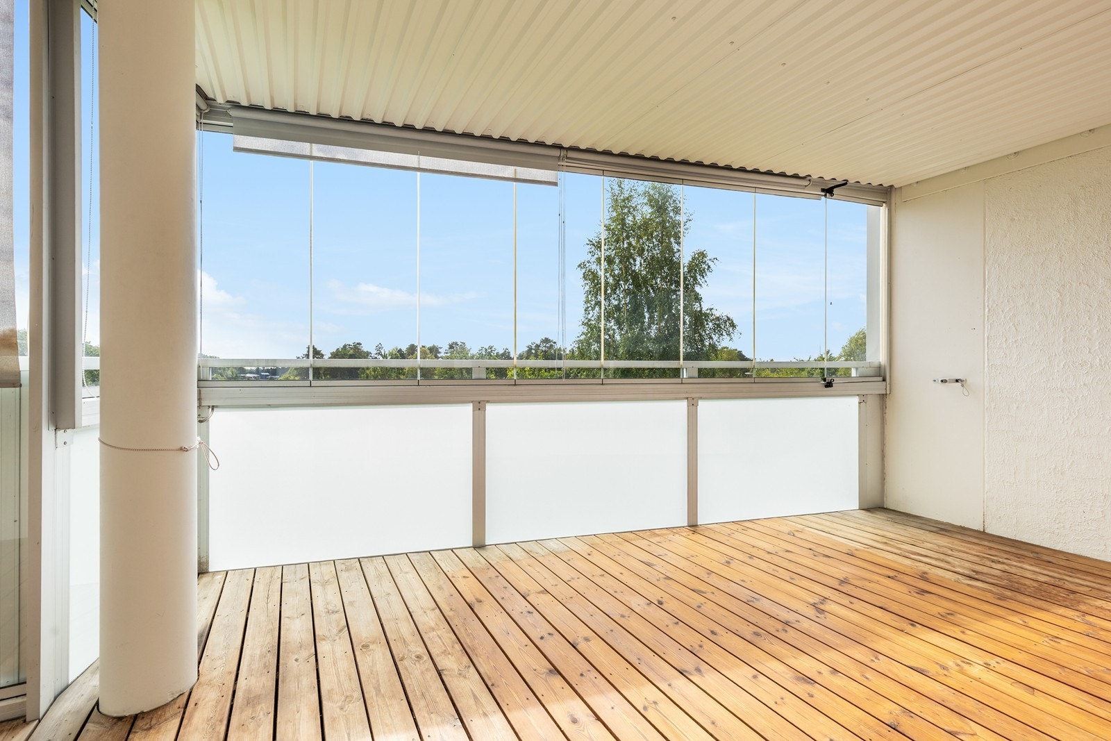 Innglasset veranda med utgang fra stua Galleribilde