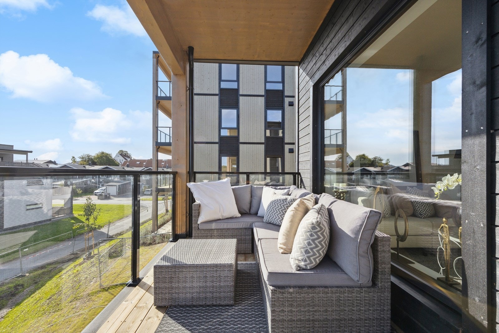 Romslig god balkong med tak over. Galleribilde