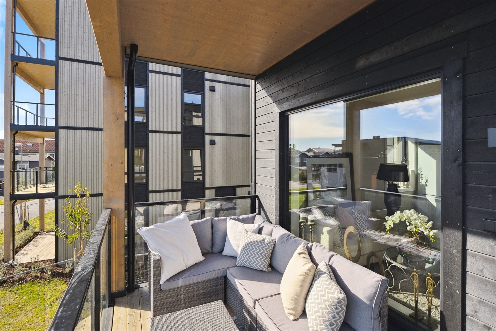 Lun og god uteplass - nærmest et eget rom i sommerhalvåret. Galleribilde