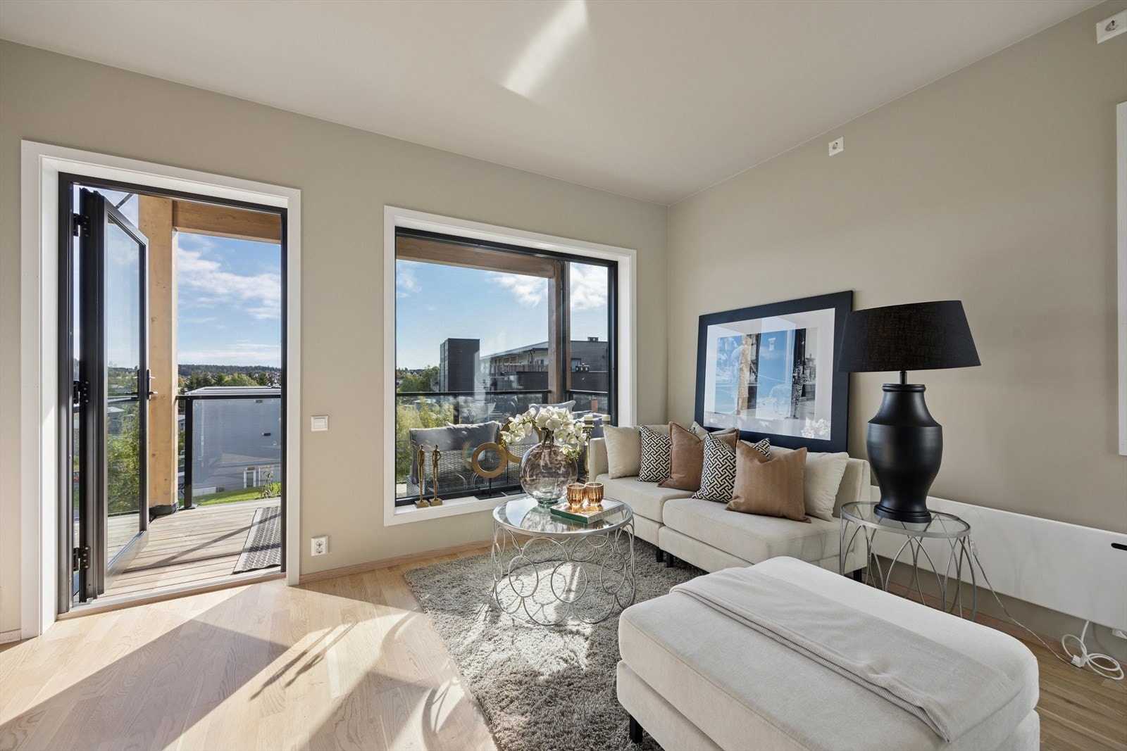 Store vinduer gir fint lys gjennom hele året. Galleribilde