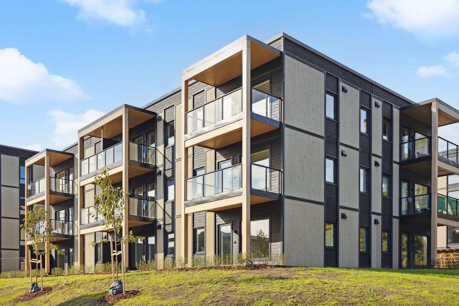 Leiligheten ligger høyt og fint på hjørnet i 2.etg., med utsikt over området. Galleribilde