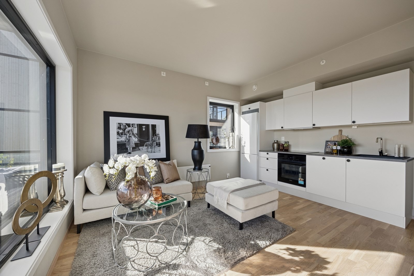 Leiligheten har et moderne preg og er lys og tiltalende. Oppholdsrommet har vindu på to sider. Galleribilde