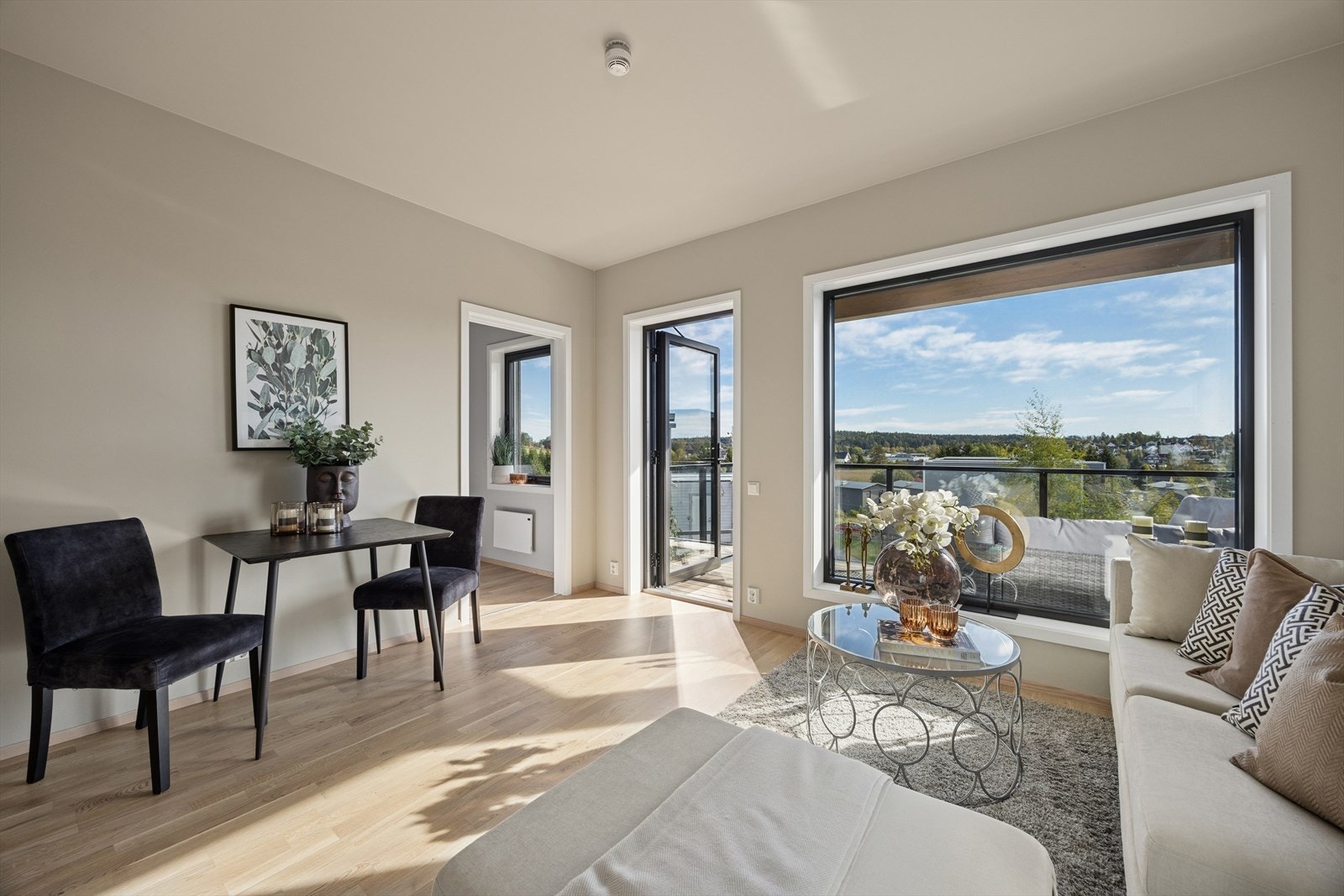 Leilighet E2-5 har en flott stue og lyst oppholdsrom. Når skyvedør til soverom er åpen, gir dette ekstra fine lysforhold Galleribilde