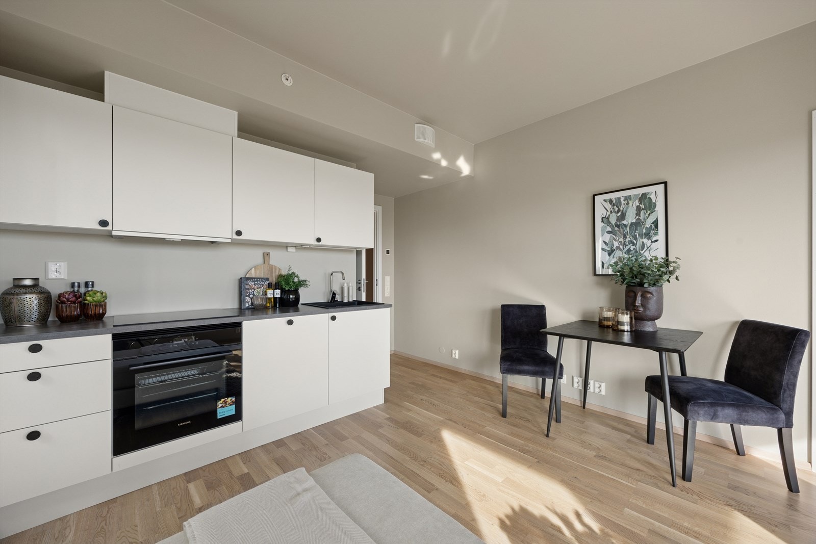 Pent kjøkken fra Sigdal med hvite glatte fronter. Galleribilde