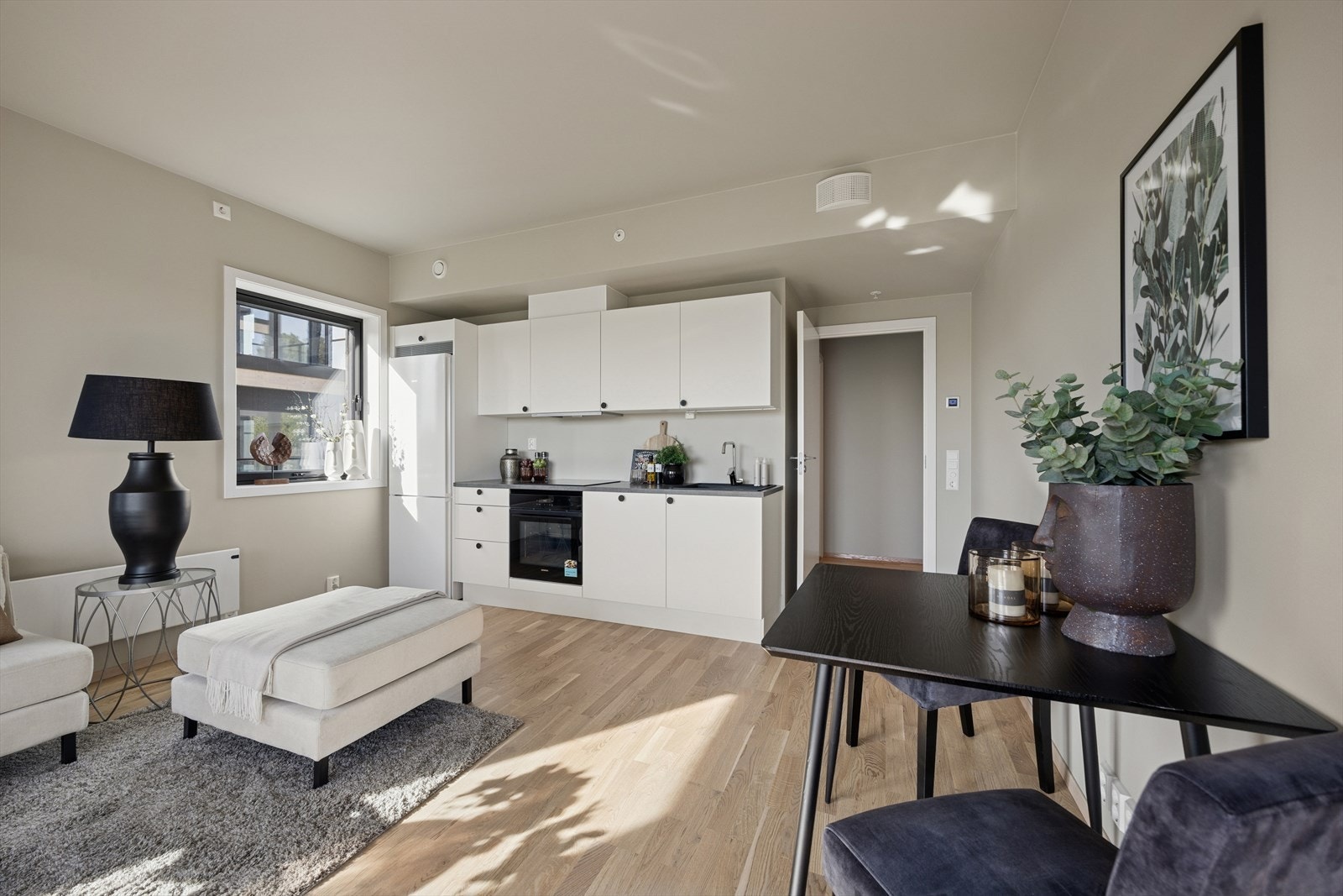 God takhøyde gir oppholdsrommet et luftig preg. Galleribilde