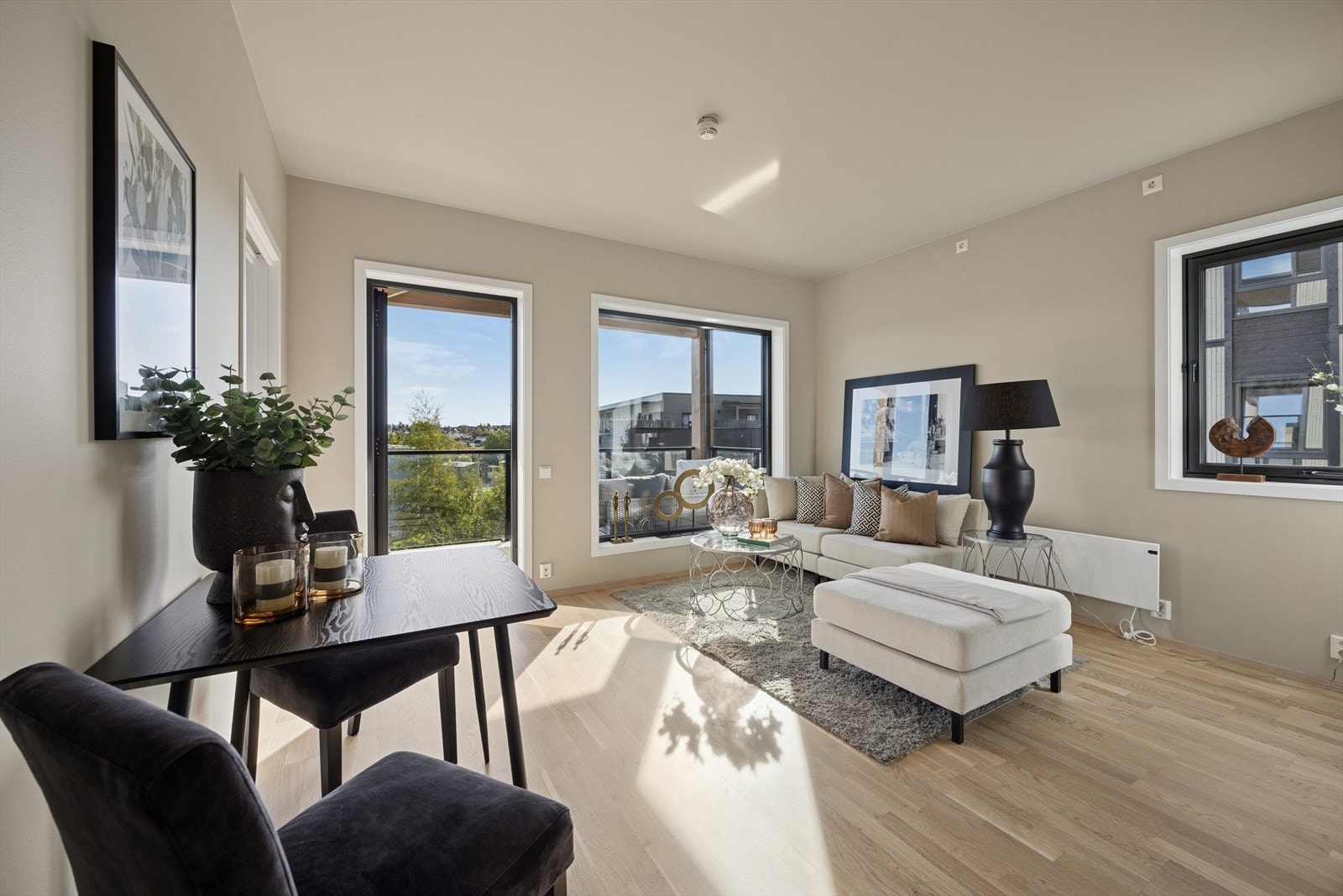 Stuen har fin plass til spisebord. Galleribilde