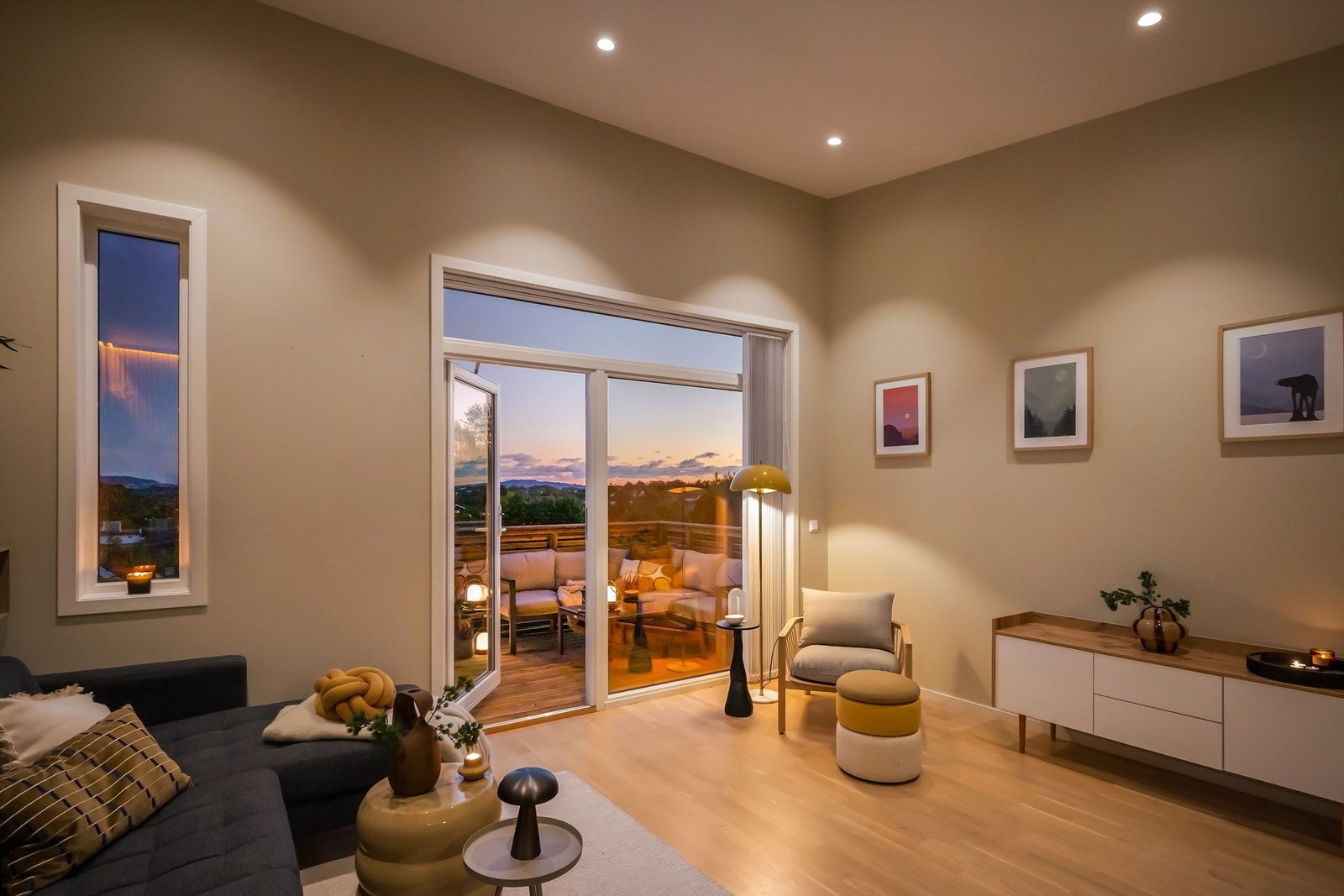 Stuen som her er boligens hjerte- sjekk den nydelige utsikten og solnedgangen i bakgrunnen. Galleribilde