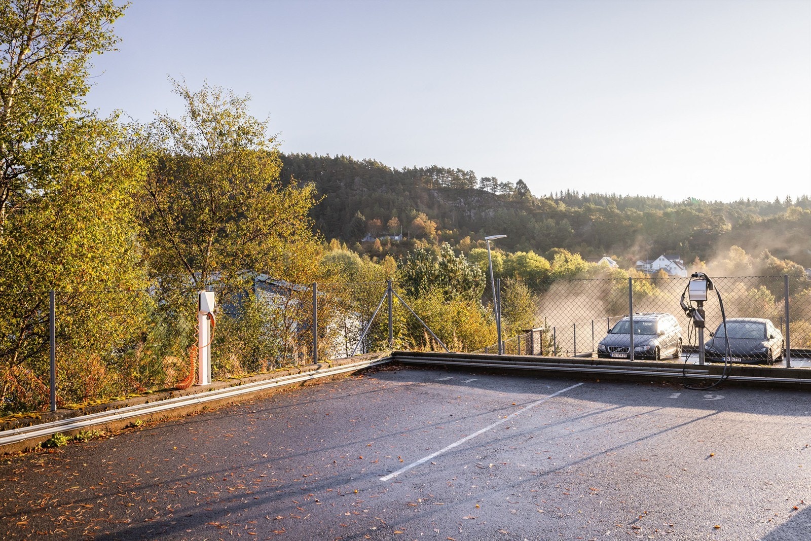 Nummerert parkeringsplass med el.bil lader. (hjørneparkering). Også gjesteparkeringplasser med meget god kapasitet. Galleribilde