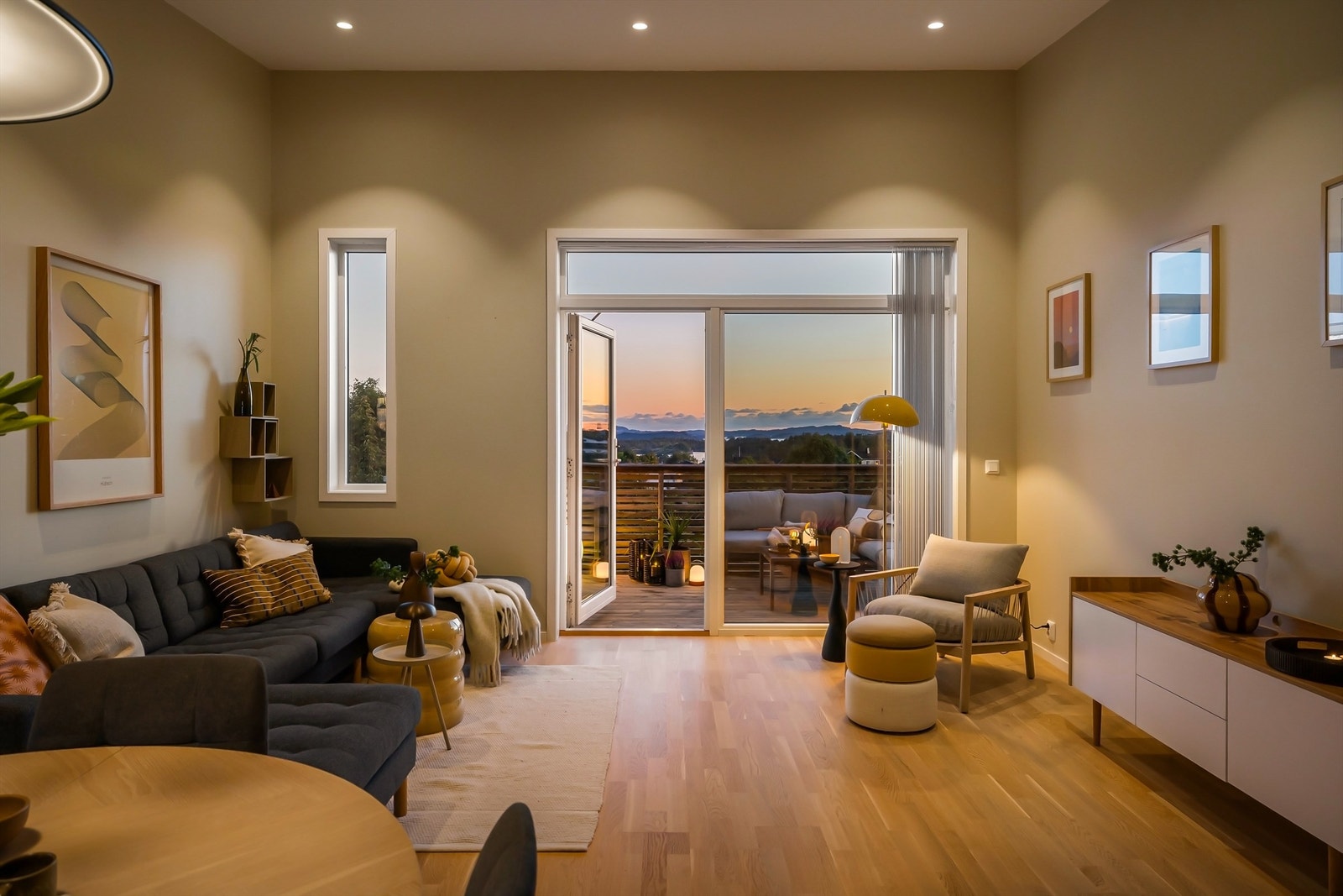 Nydelig leilighet med nydelig utsikt og meget gode solforhold. Galleribilde