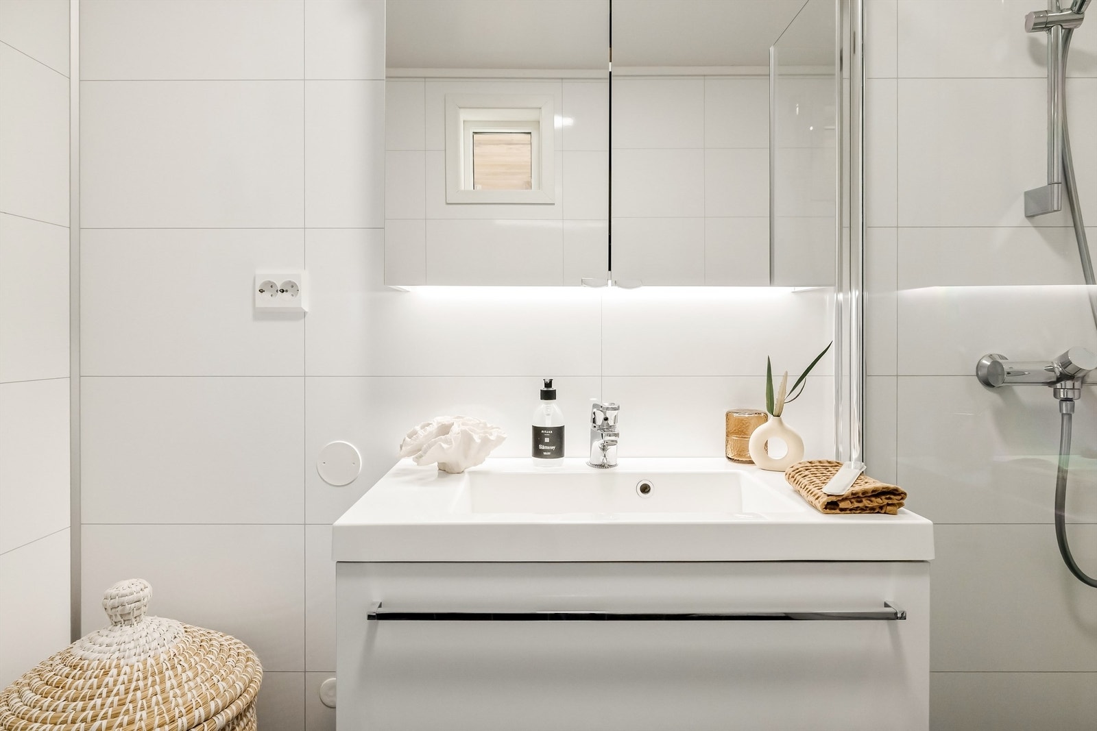 Helstøpt servant på bad/wc med integrert belysning i speilskap. Galleribilde