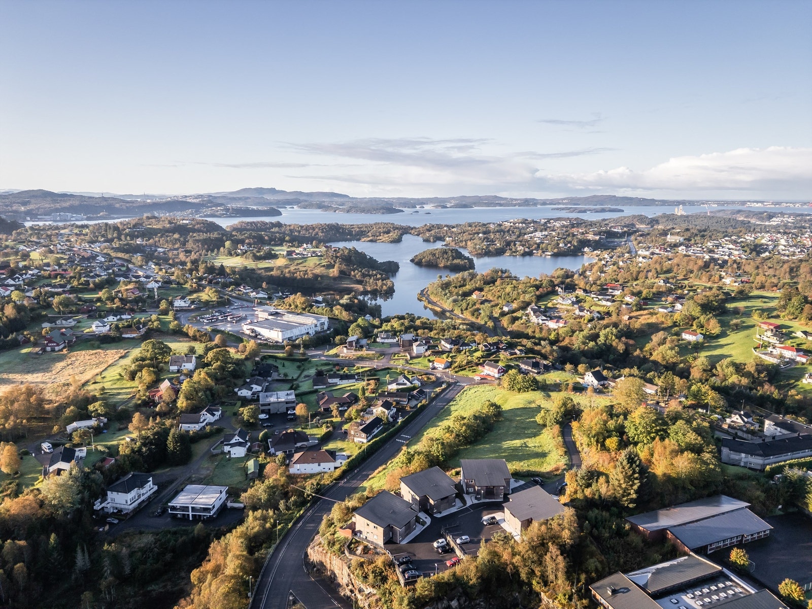 Gangavstand til Ravnanger senter med blant annet Meny, frisør, apotek og bensinstasjon. Ved Ravnanger senter er det også gode bussforbindelser, noe som gjør pendling enkelt. Barnehager, skoler og idrettsanlegg like i nærheten. Galleribilde