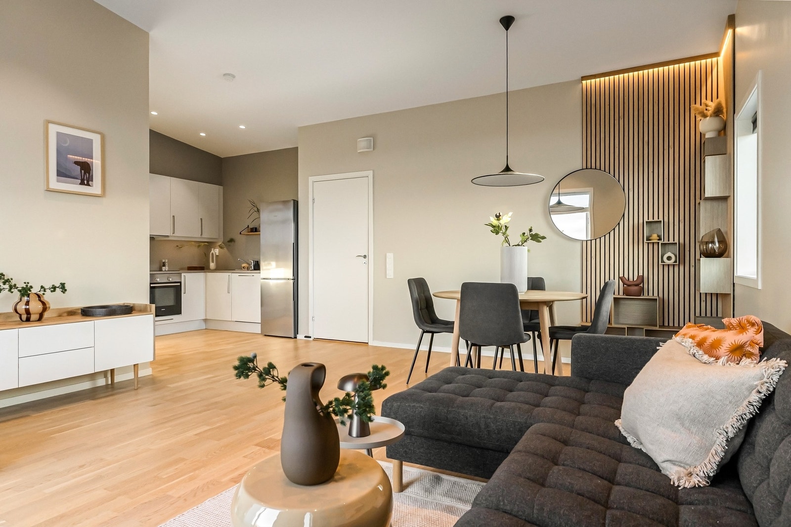 Delikat leilighet med nydelige overflater. Stilig med spilevegg med integrert LED lys. Smartstyring av lys og varmekabler. Galleribilde