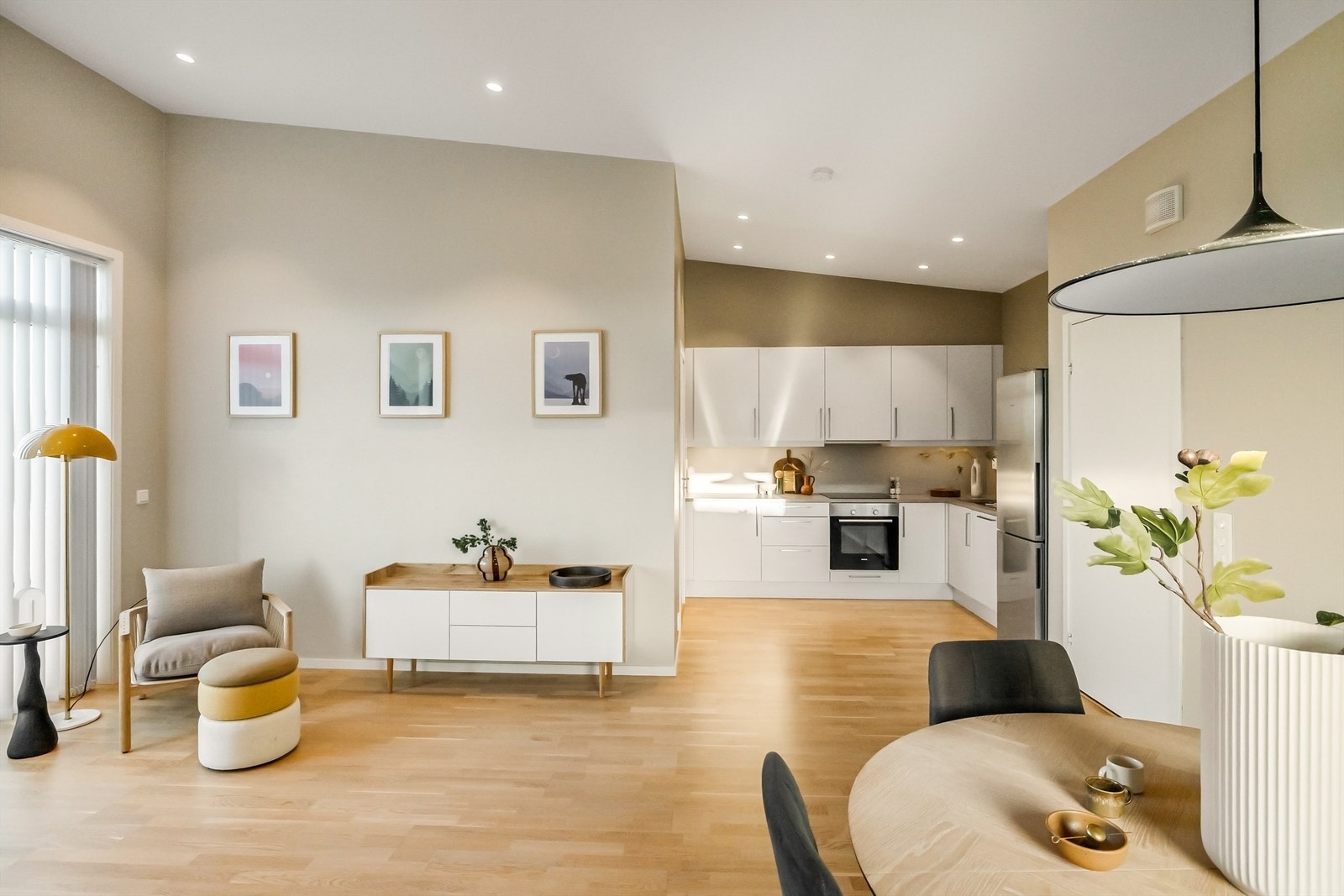 God spisebordplass i stue. LED spotter også i kjøkkensone. Kjøkken med med slette moderne og tidløse overflater. Galleribilde