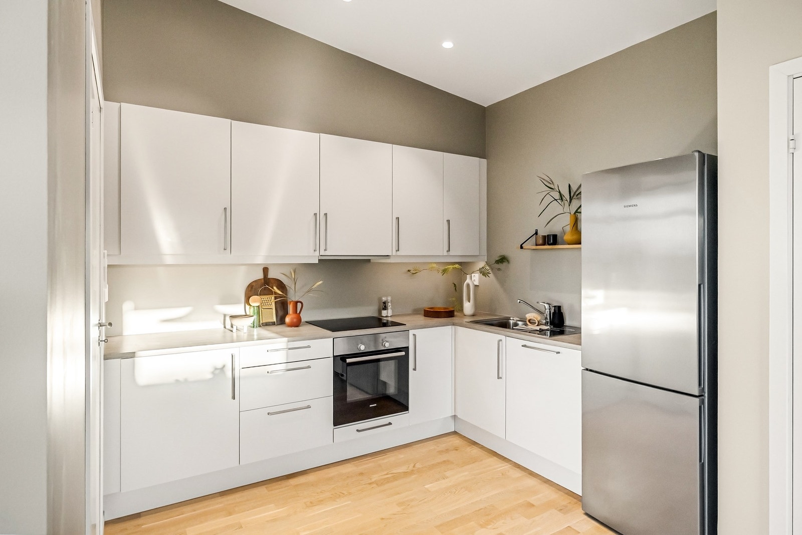 Lekkert kjøkken med god benke-skapplass. Integrert stekeovn, koketopp og oppvaskmaskin. Galleribilde