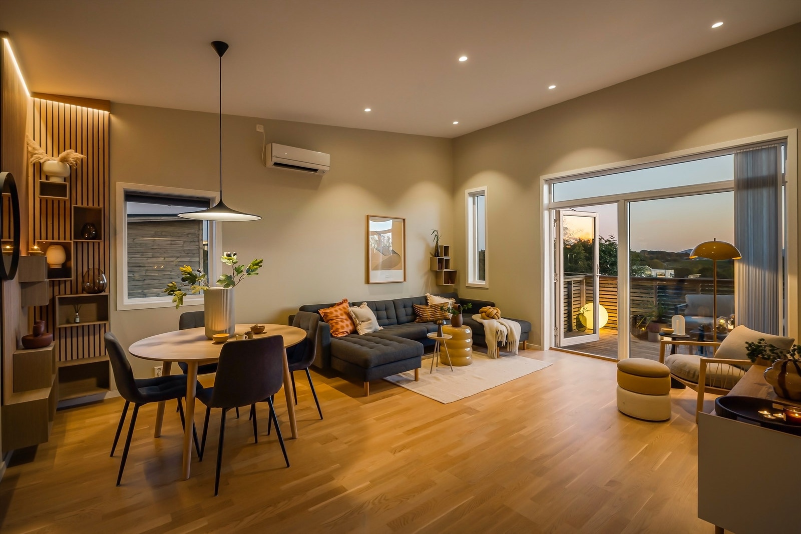 Stor stue med meget god plass til flere møbelgrupper. Galleribilde