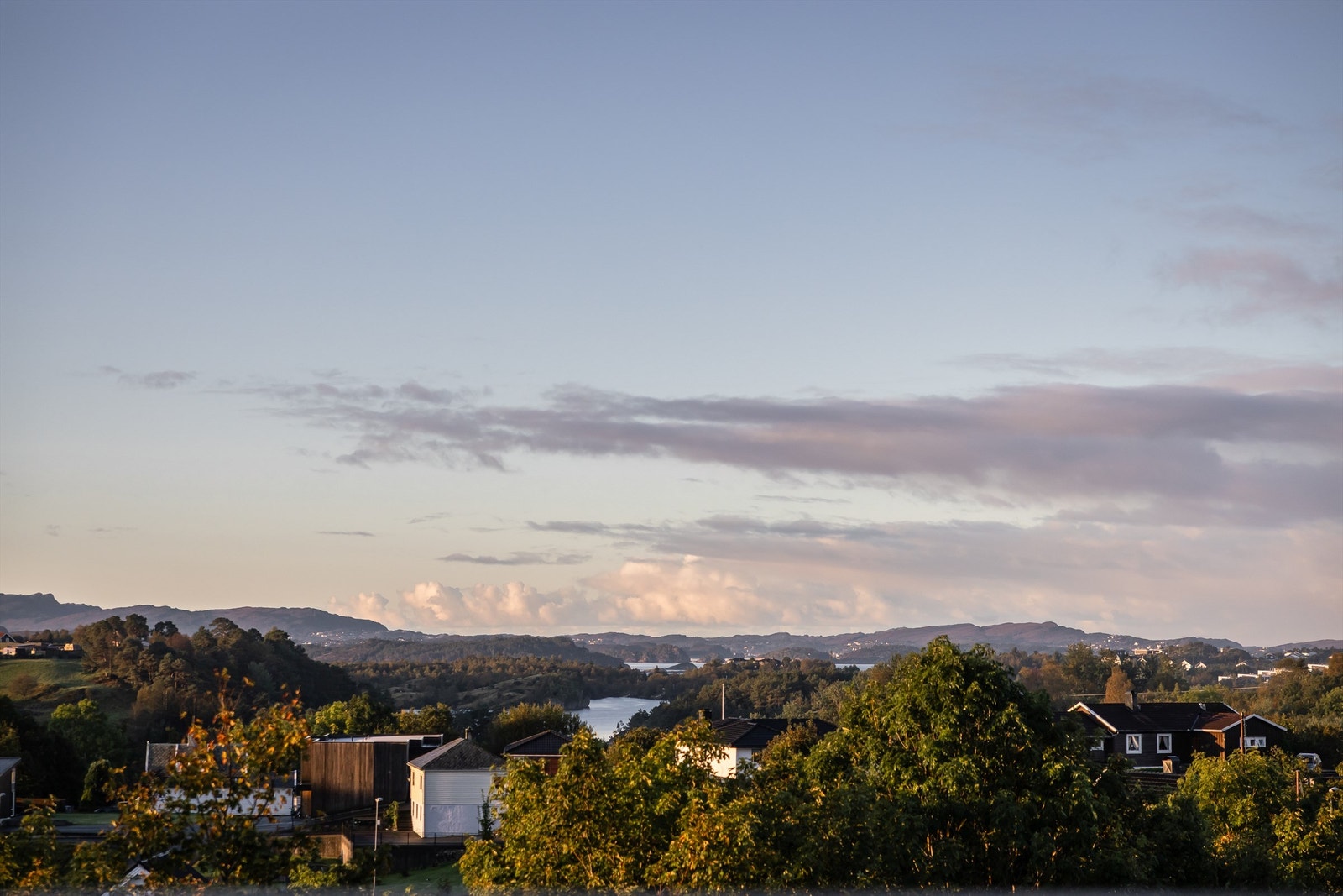 Utsikten er rålekker fra leiligheten, her ser man Tveitavannet og Hjeltefjorden og ellers flott landskap på både Askøy og Øygarden Galleribilde