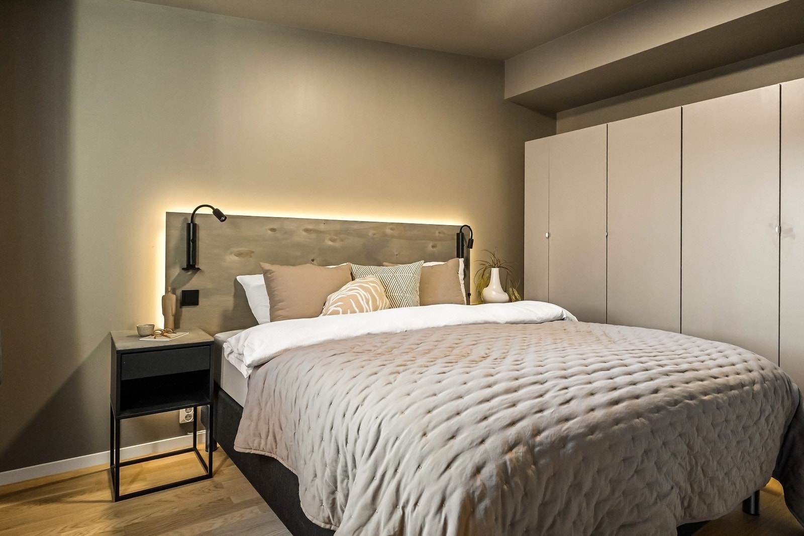 Romslig hovedsoverom med meget god skapplass Galleribilde