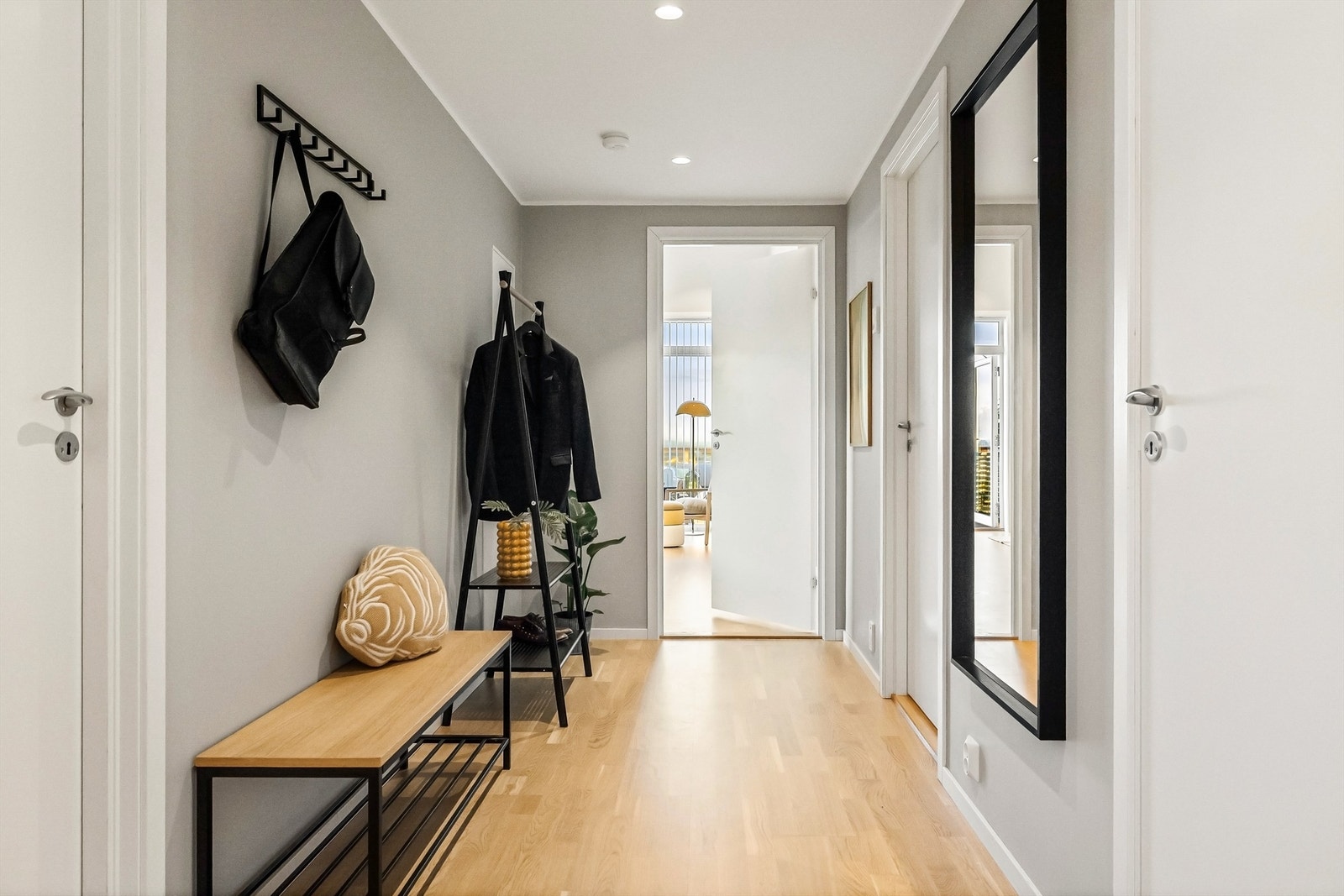 Romslig entre med meget god oppbevaringsplass. LED spotter i tak også her. Smartstyring av lys og varmekabler. Galleribilde