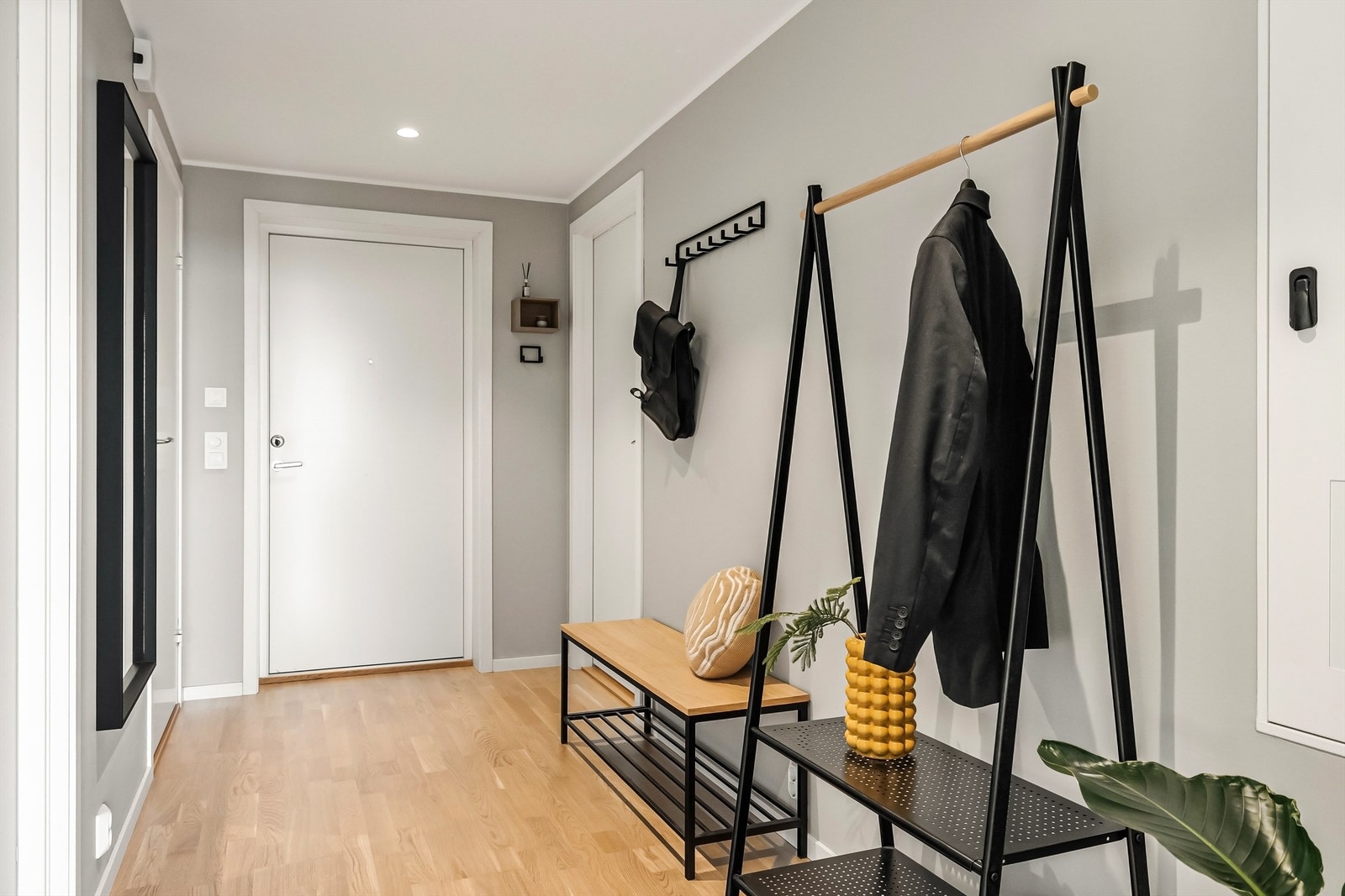 Entre mot ytterdør. Lyse delikat og ikke minst moderne overflater også her. Galleribilde