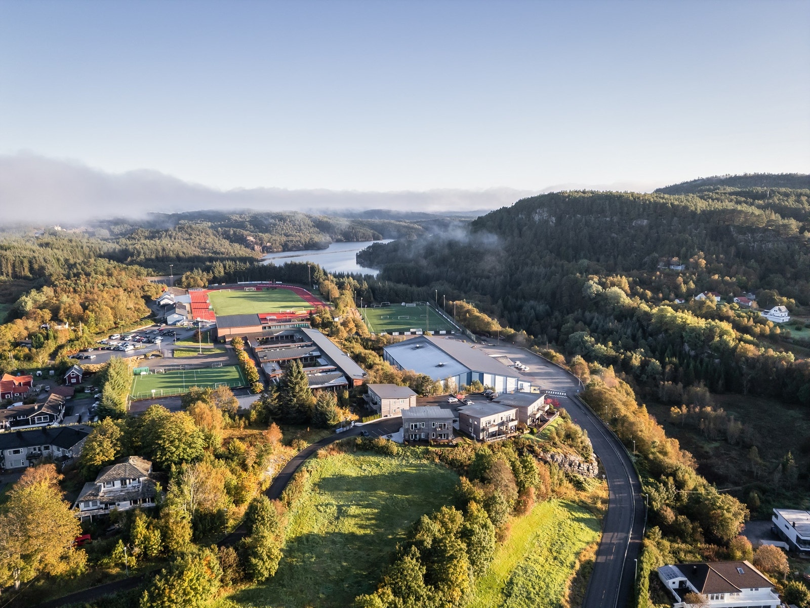 Idrettsanlegg, barnehage og skole like i nærheten. Galleribilde
