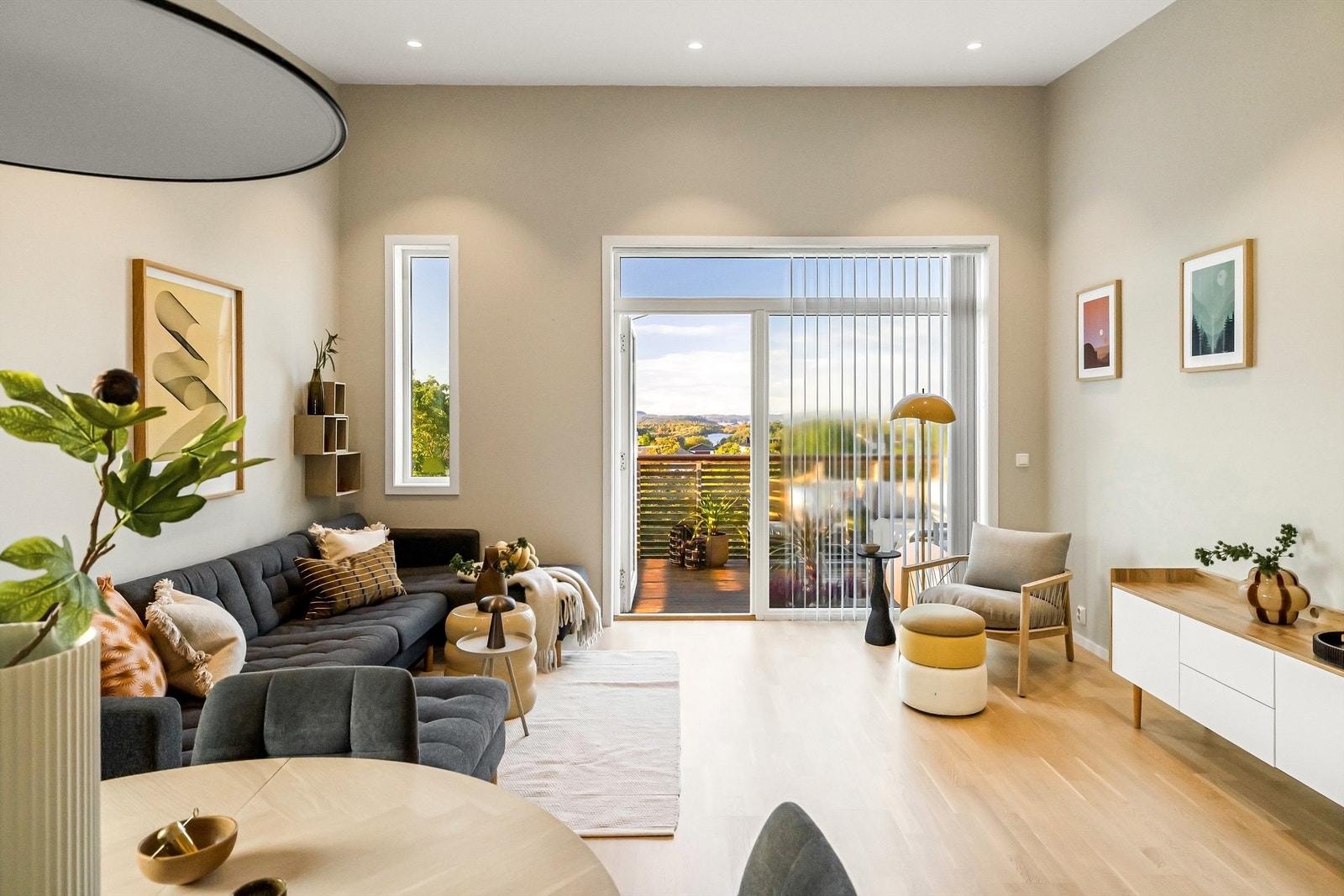 Skråhimling gir leiligheten særpreg og volum. Lys delikat leilighet med moderne standard. Nydelig utsikt i bakgrunnen. Galleribilde