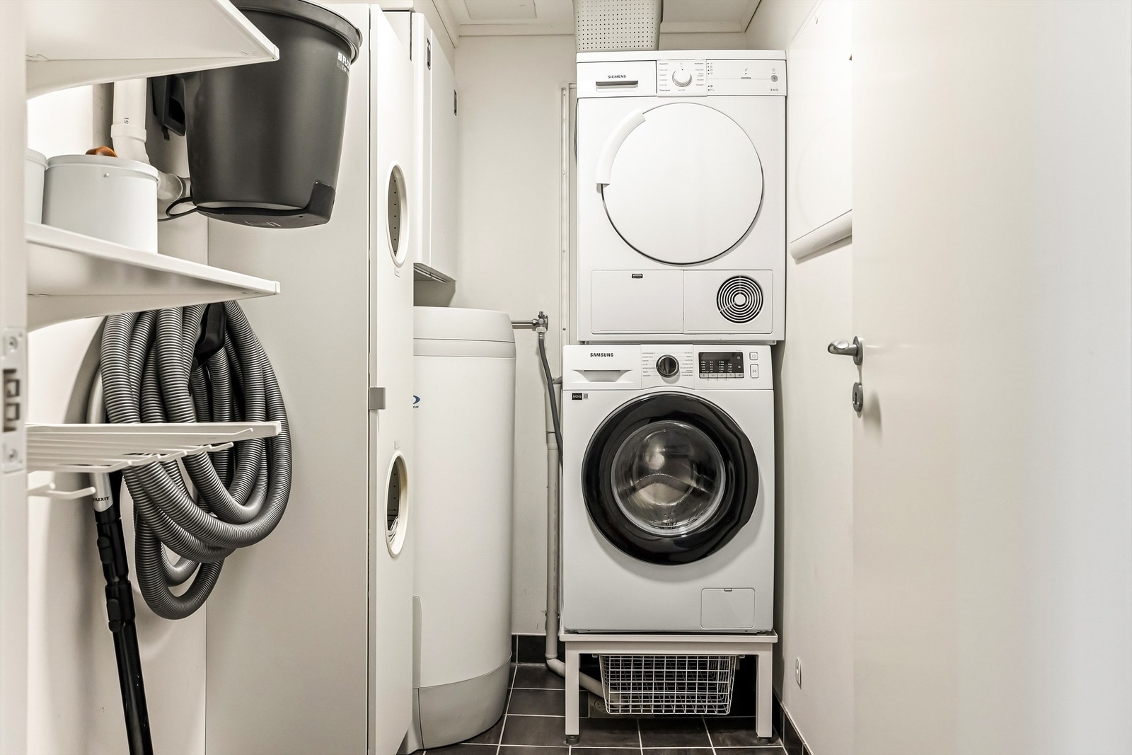 Praktisk med eget vaskerom med plass for både vaskemaskin og tørketrommel. Sentralstøvsuger. Galleribilde