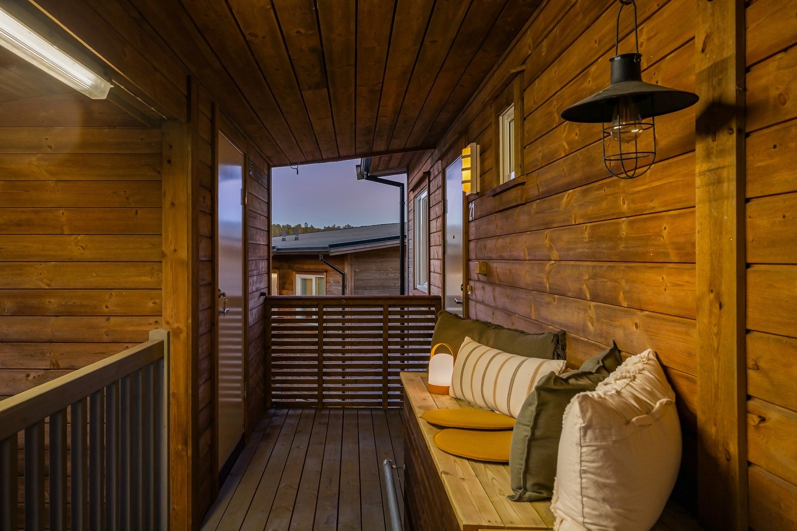 Uteplass også i utvendig svalgang, dør til egen bod vis-a-vis inngangsdør til leiligheten. Egen benk utenfor med praktisk oppbevaring under sete. Galleribilde