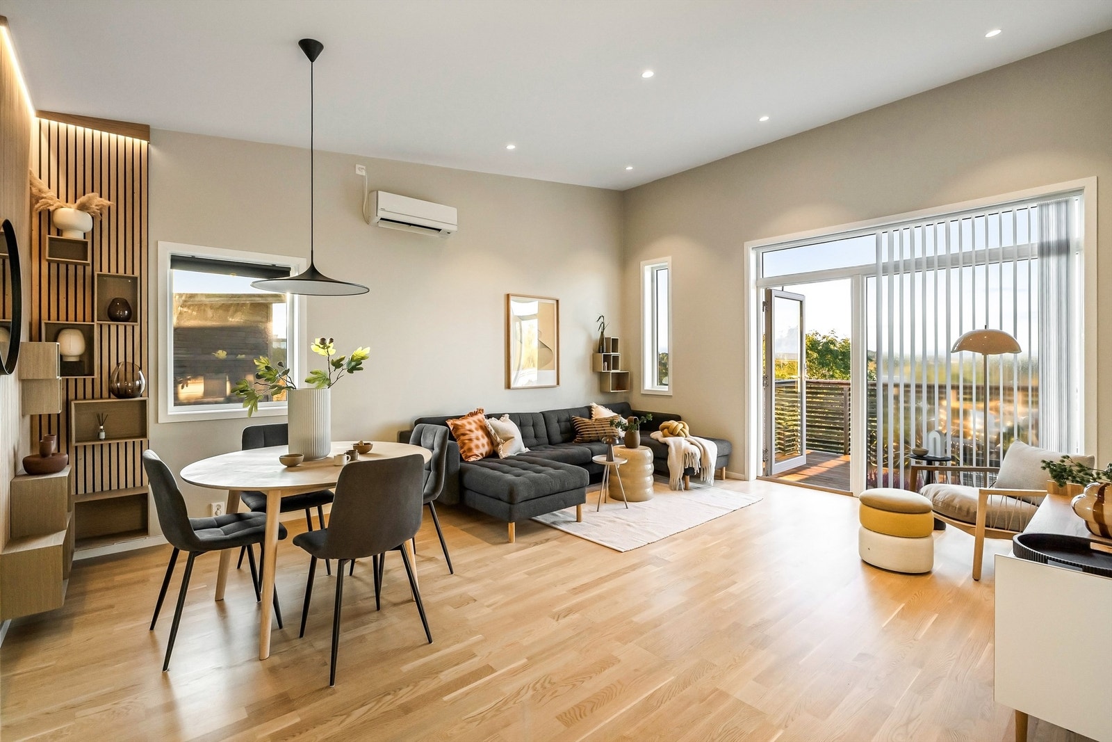 Leiligheten ligger i 2 etasje/ øverste etasje. Listfrie overganger mellom slette vegg og takflater. LED spotter i tak. Vindu fra gulv mot tak i stue. Galleribilde