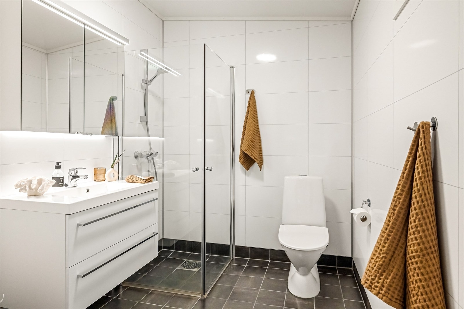 Meget pent bad/wc med god oppbevaringsplass i baderomsmøblement. Galleribilde