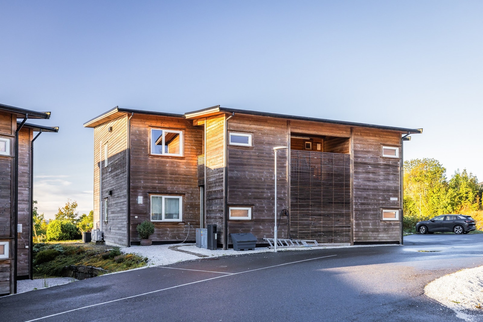 Flott moderne bygg med trappehus og boder i bakkant. Galleribilde