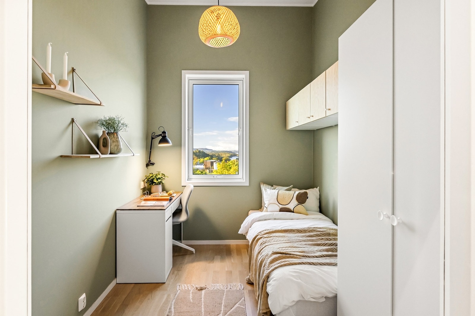 Soverom 2 med god oppbevaringsplass og ikke minst nydelig utsikt. Galleribilde