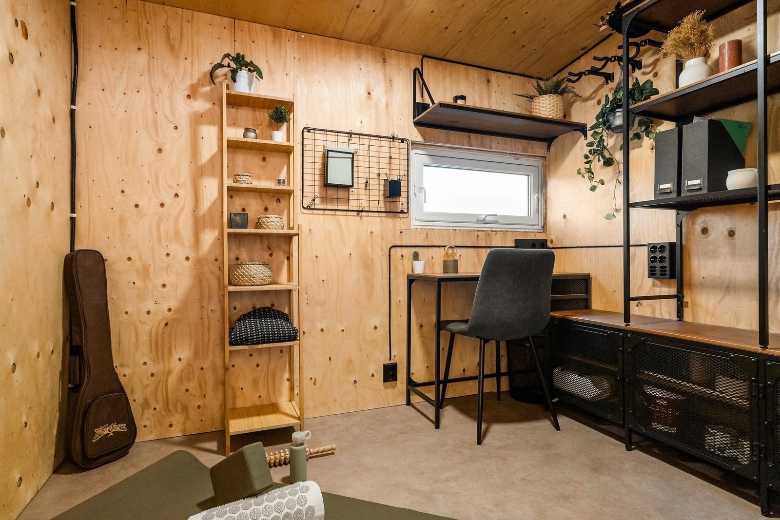 Utvendig bod som er isolert og platet med kryssfinerplater. Dette rommet har vært brukt som hobbyrom og har god kapasitet med hensyn til elektriske stikkontakter med mer. Galleribilde