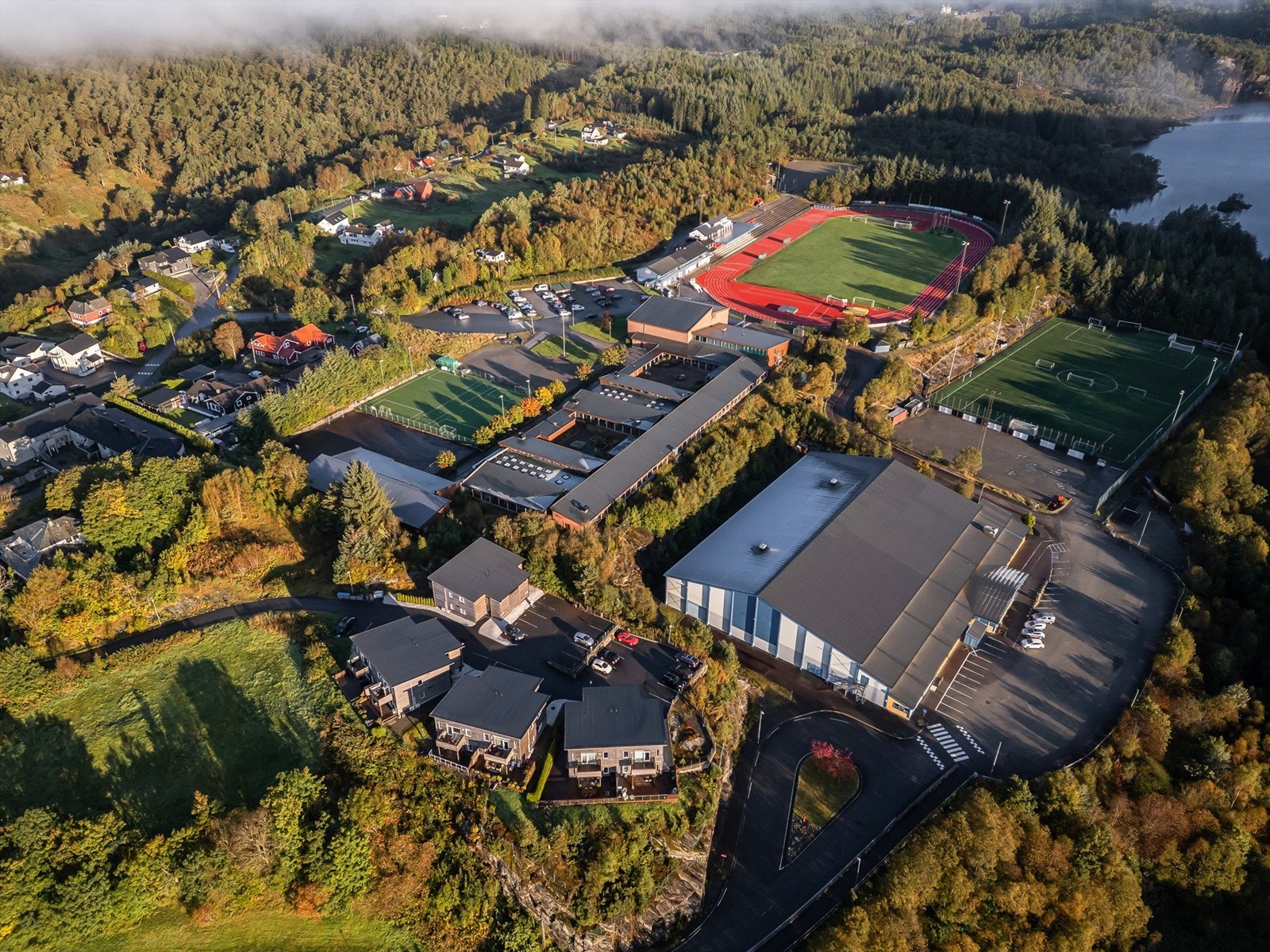 Rikholdig idrettstilbud i nærheten- samt at området byr på flere flotte turmuligheter i skog og mark, samt nærhet til sjø og badeplasser som gjør det enkelt å nyte kystlivet. Galleribilde