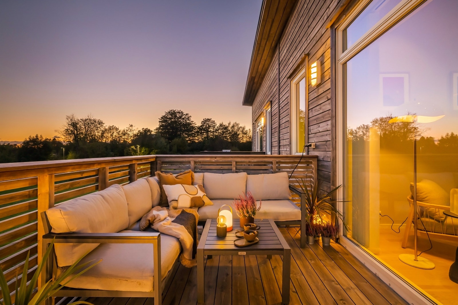 God plass på veranda til stort møblement Galleribilde