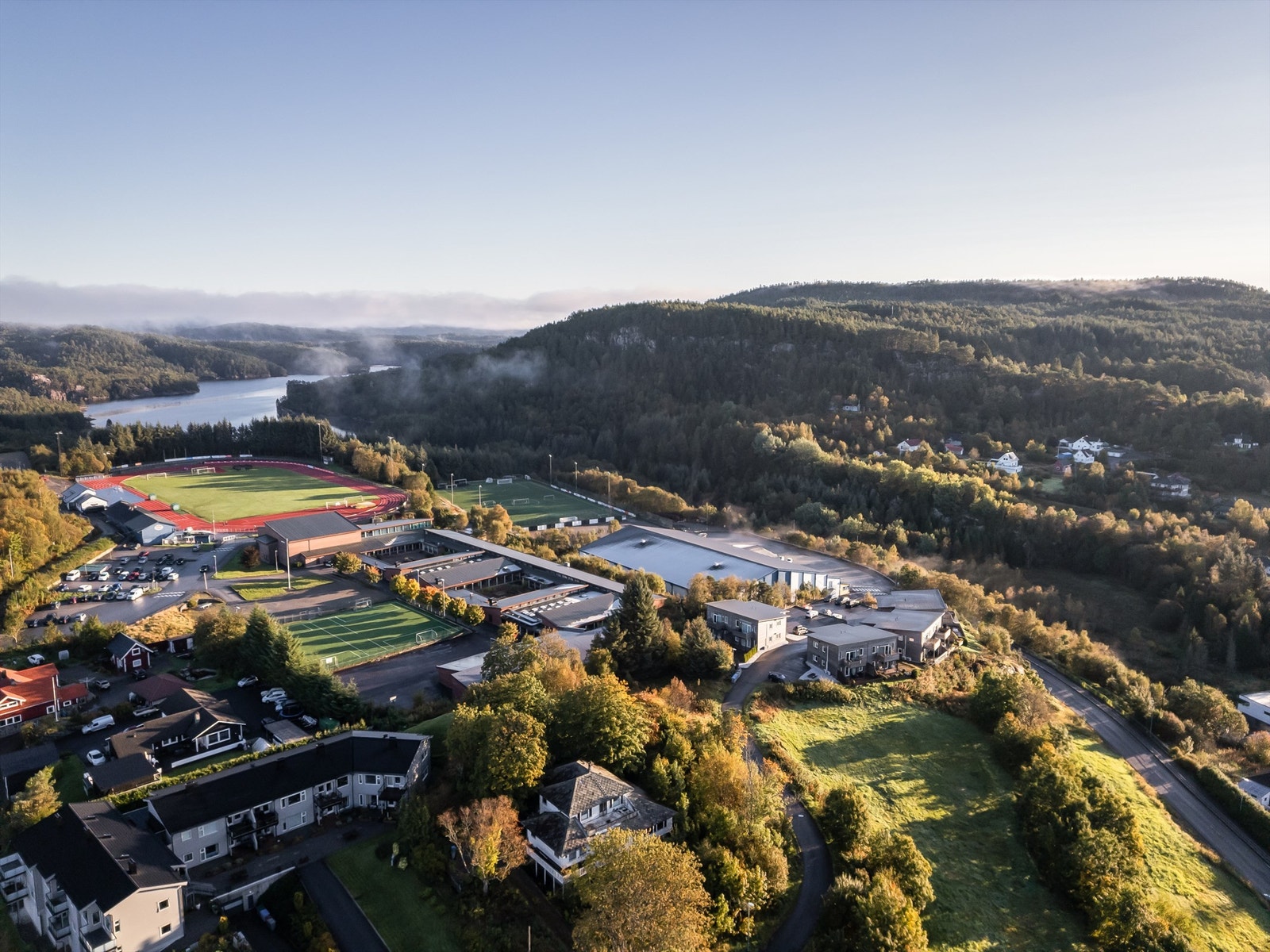 Her bor du med gode solforhold og luftige omgivelser, perfekt for deg som ønsker en kombinasjon av fredelige omgivelser og nærhet til servicetilbud Galleribilde