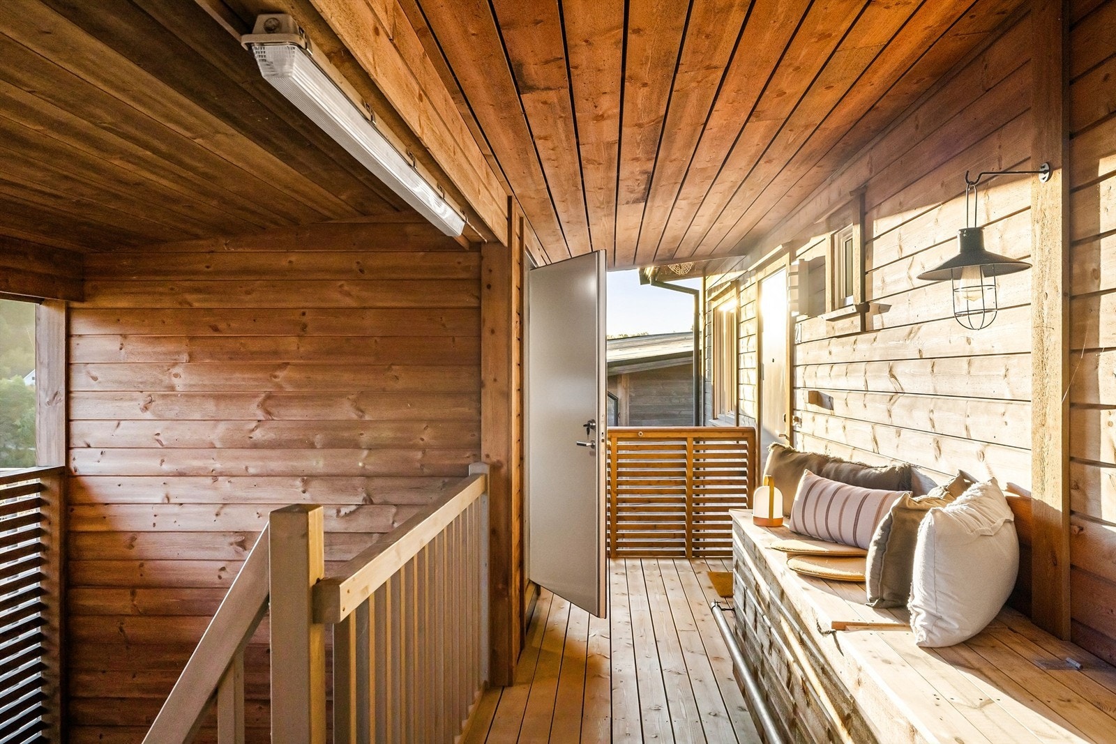 Dør til bod er åpen i bildet... Galleribilde