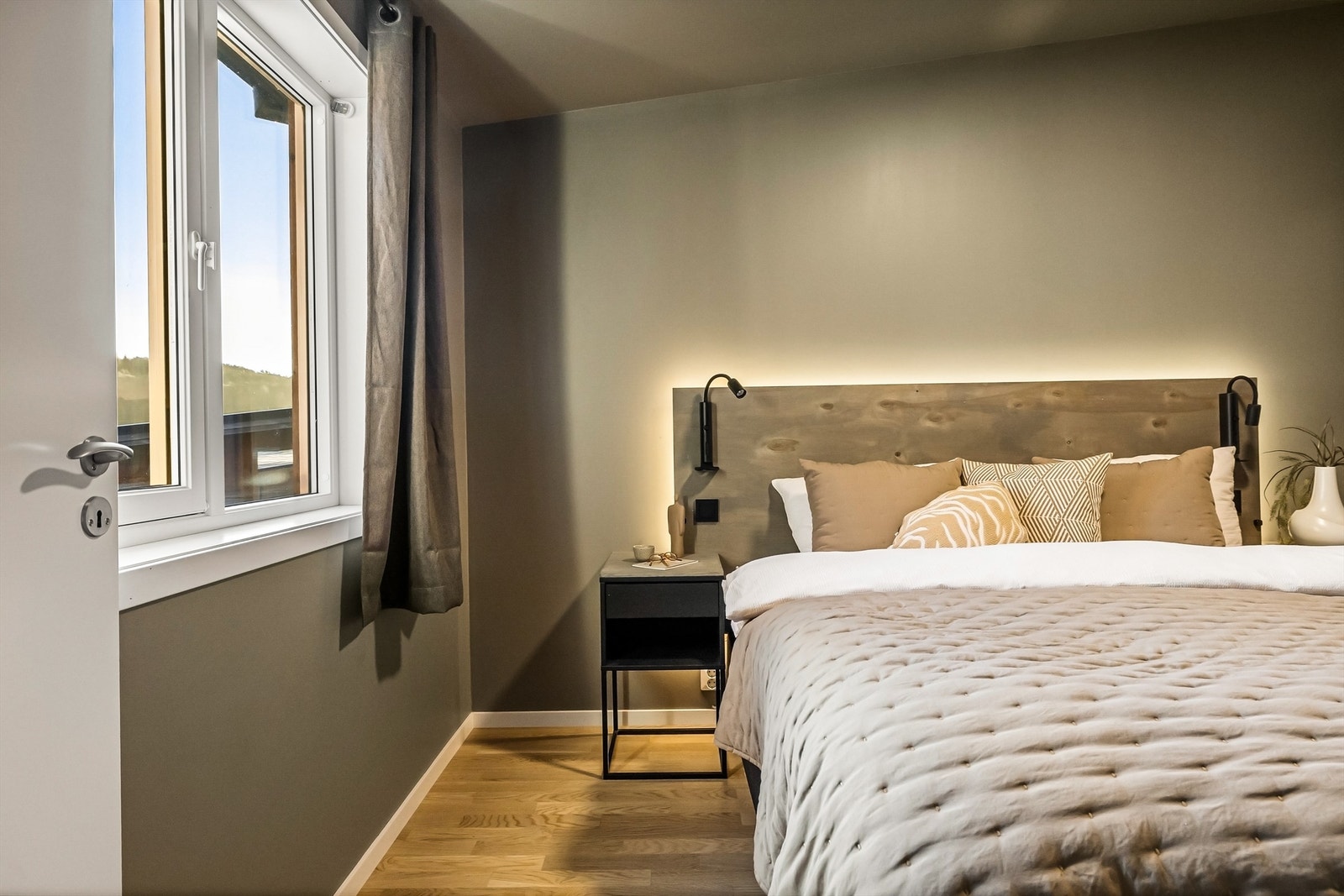 Skråhimling også på hovedsoverom, tilfører rommet volum og positivt særpreg. Galleribilde