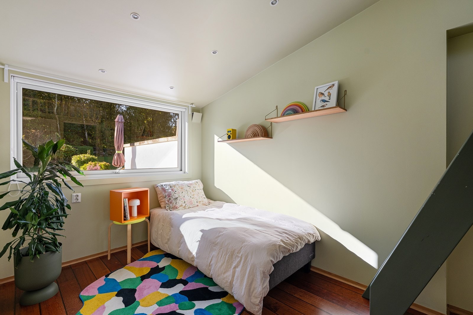 Romslig soverom 4 med walk-in-closet Galleribilde