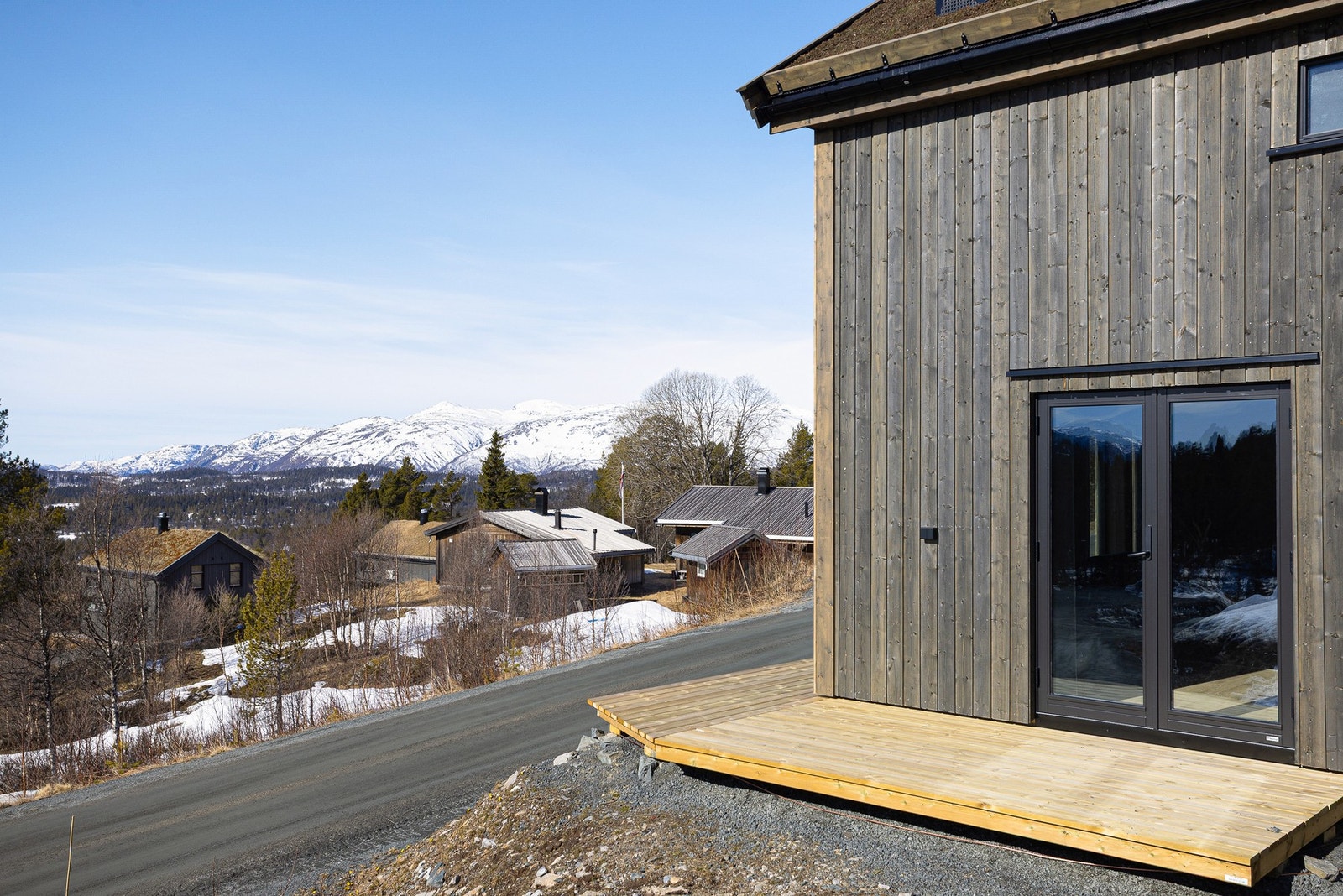 Nydelig utsikt til Raulandsfjell og ingen hytter foran, som skjermer for utsikten Galleribilde