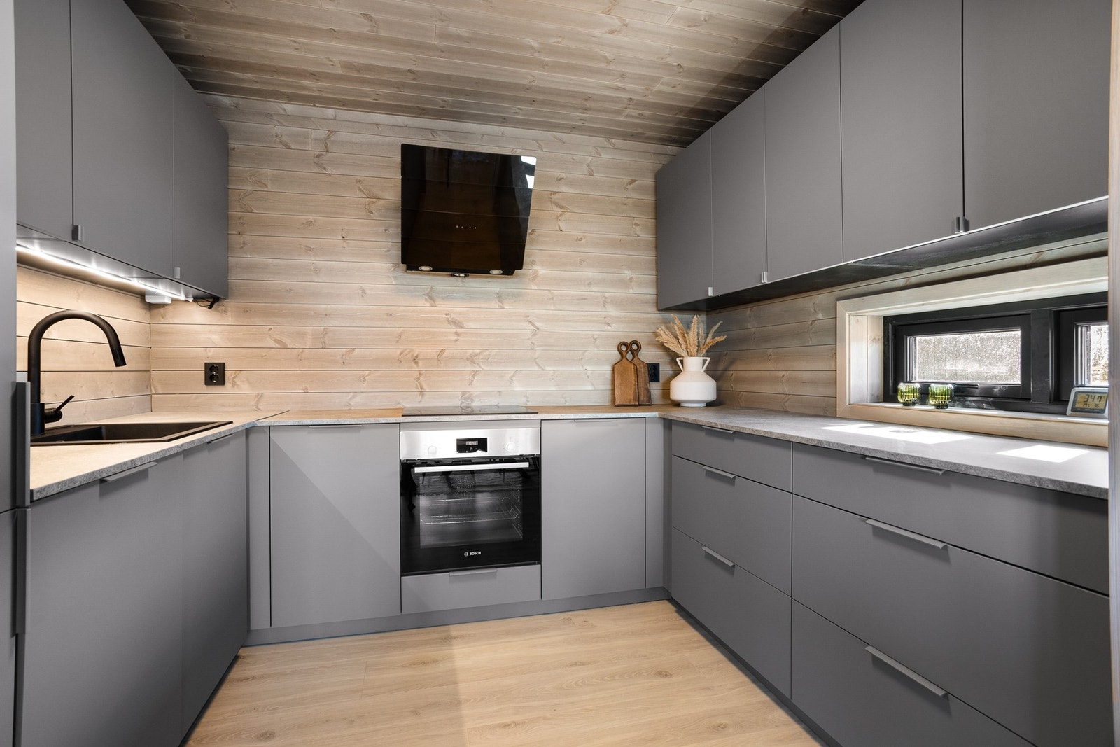 Kjøkkeninnredningen har godt med oppbevaringsplass i skuffer og skap, samt gode arbeidsflater Galleribilde