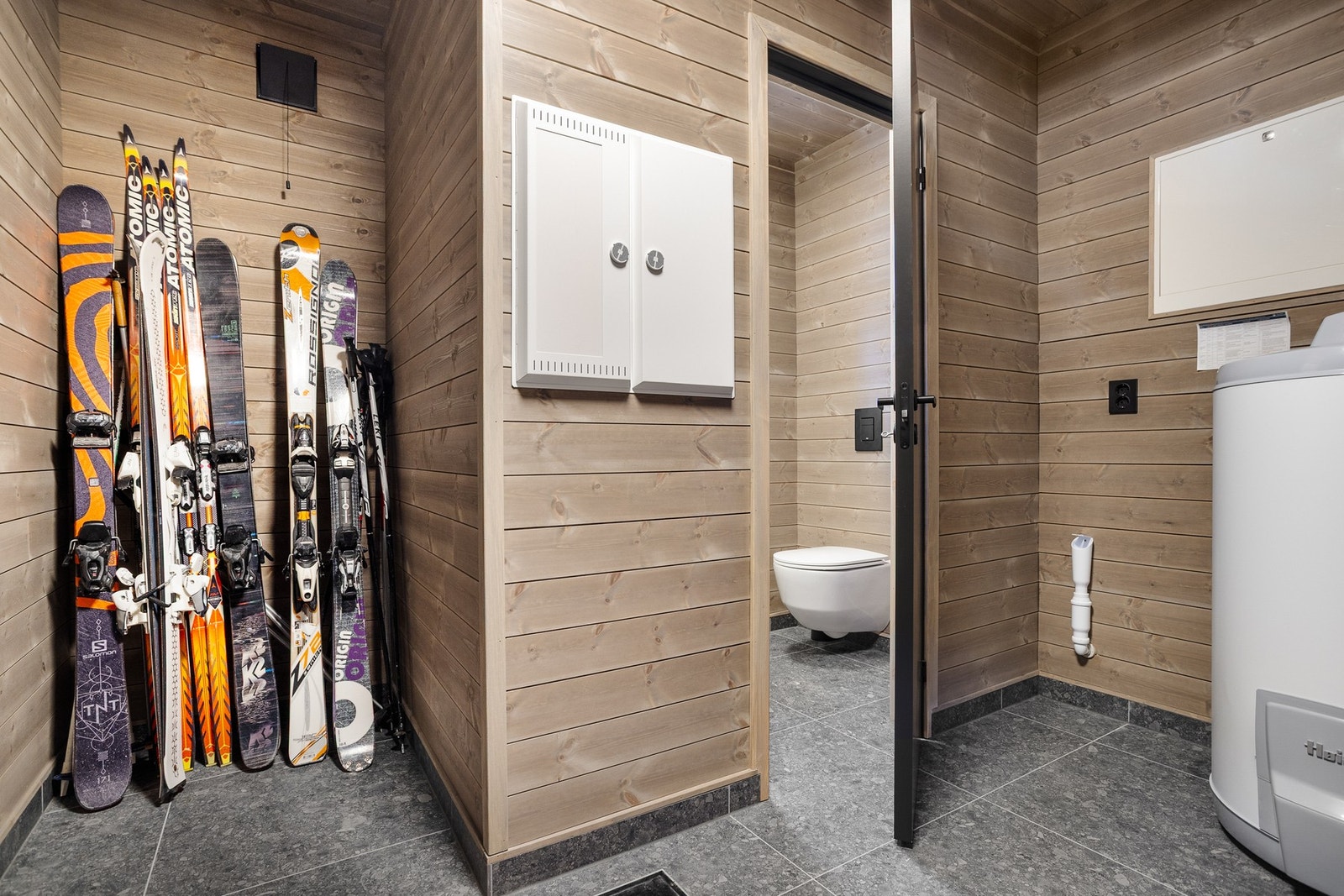 Toalettrommet ligger praktisk til ved teknisk rom/garderobe, her er det også opplegg til oppvaskmaskin Galleribilde