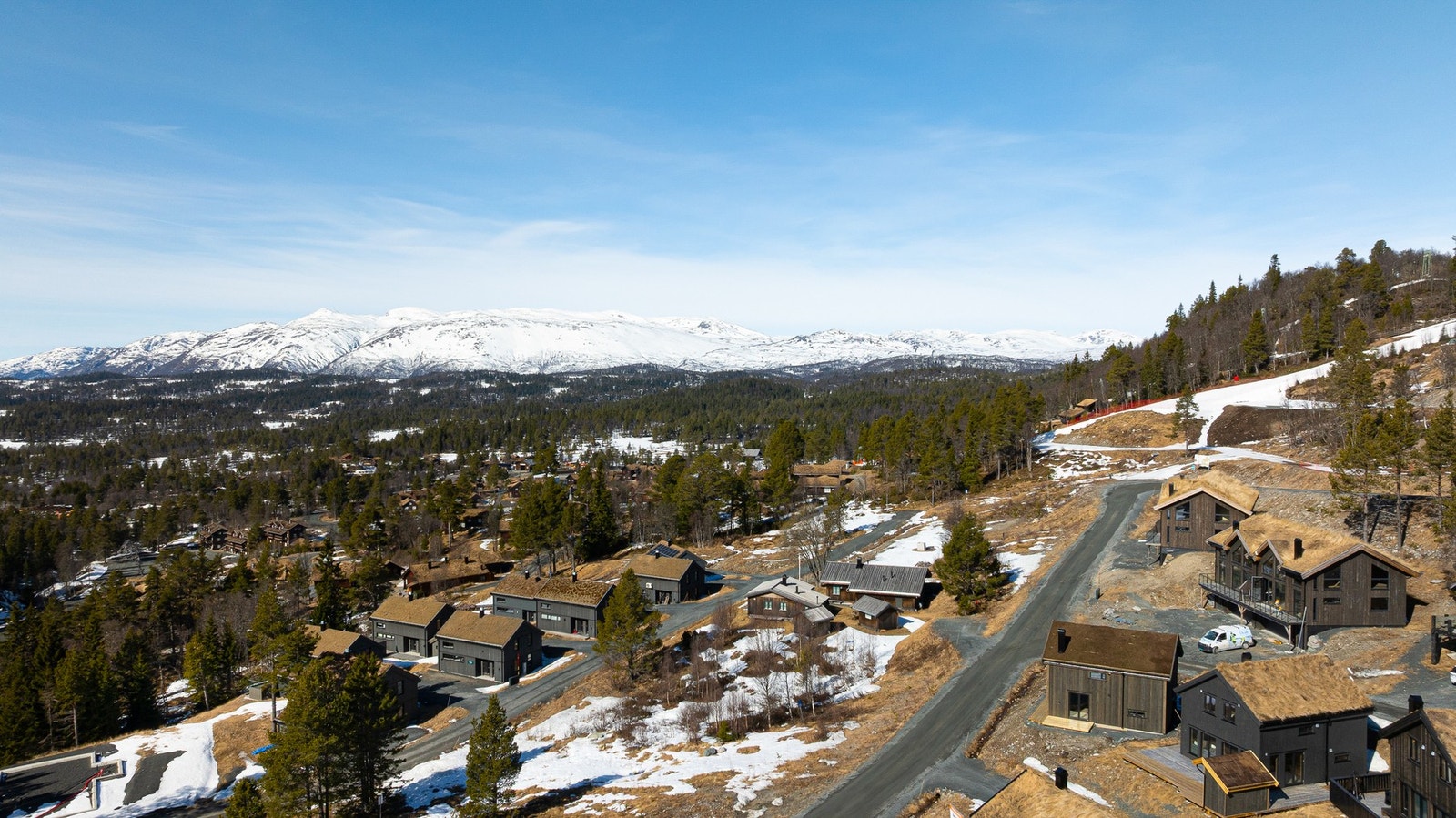 Hytta ligger 100m fra alpinbakken - til høyre i bildet Galleribilde