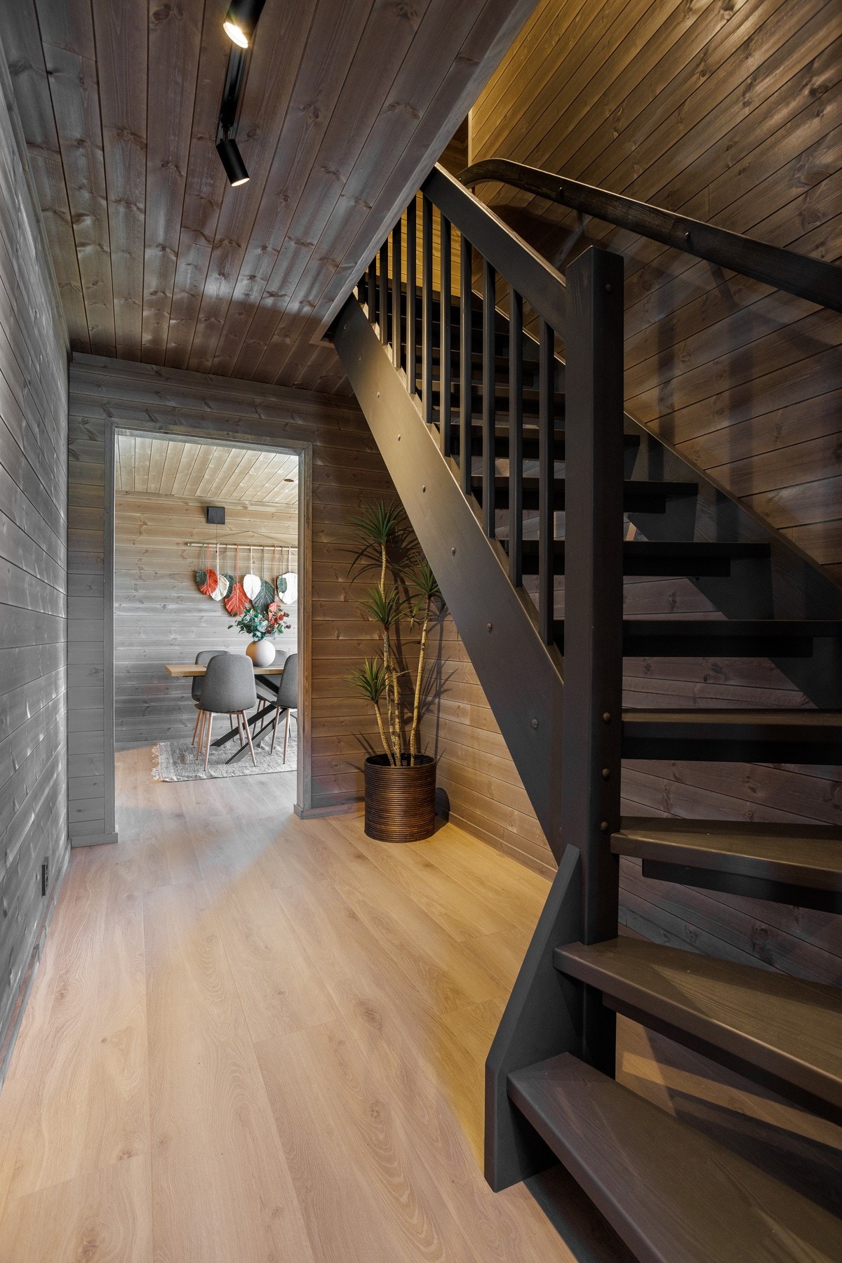 I 2.etasje har du loftstue, bad og 3 soverom Galleribilde