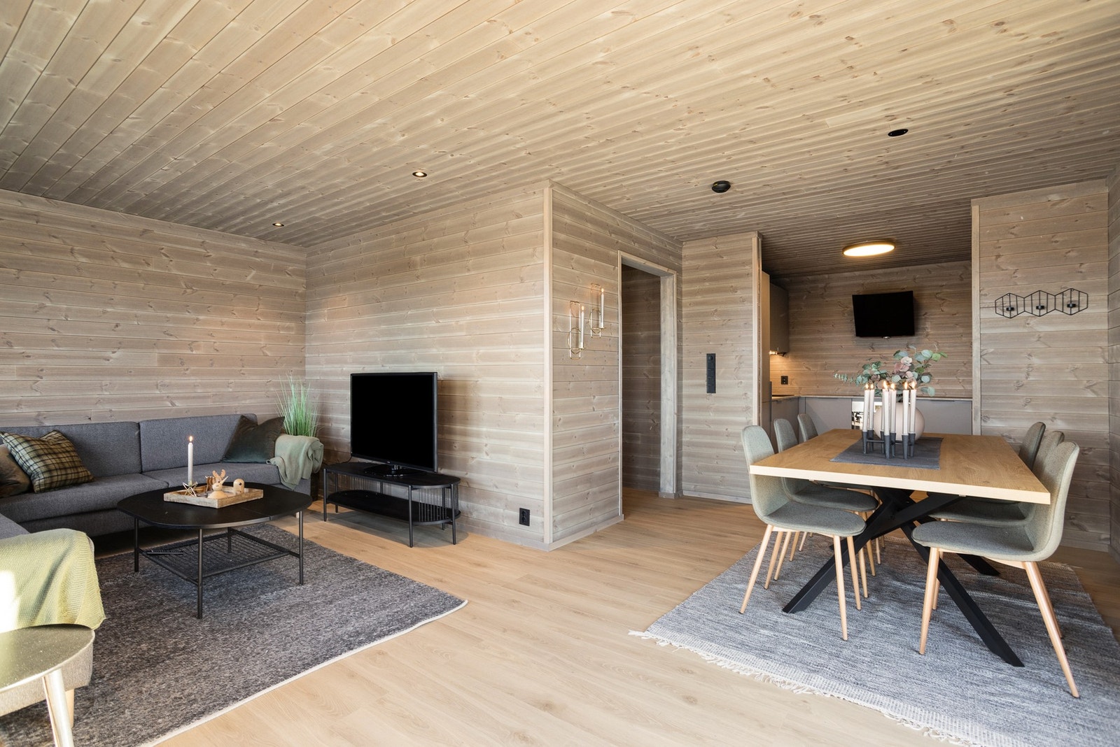 Kjøkkenet ligger åpent mot stuen slik at rommet oppleves som et sosialt og hyggelig allrom for hele familien Galleribilde