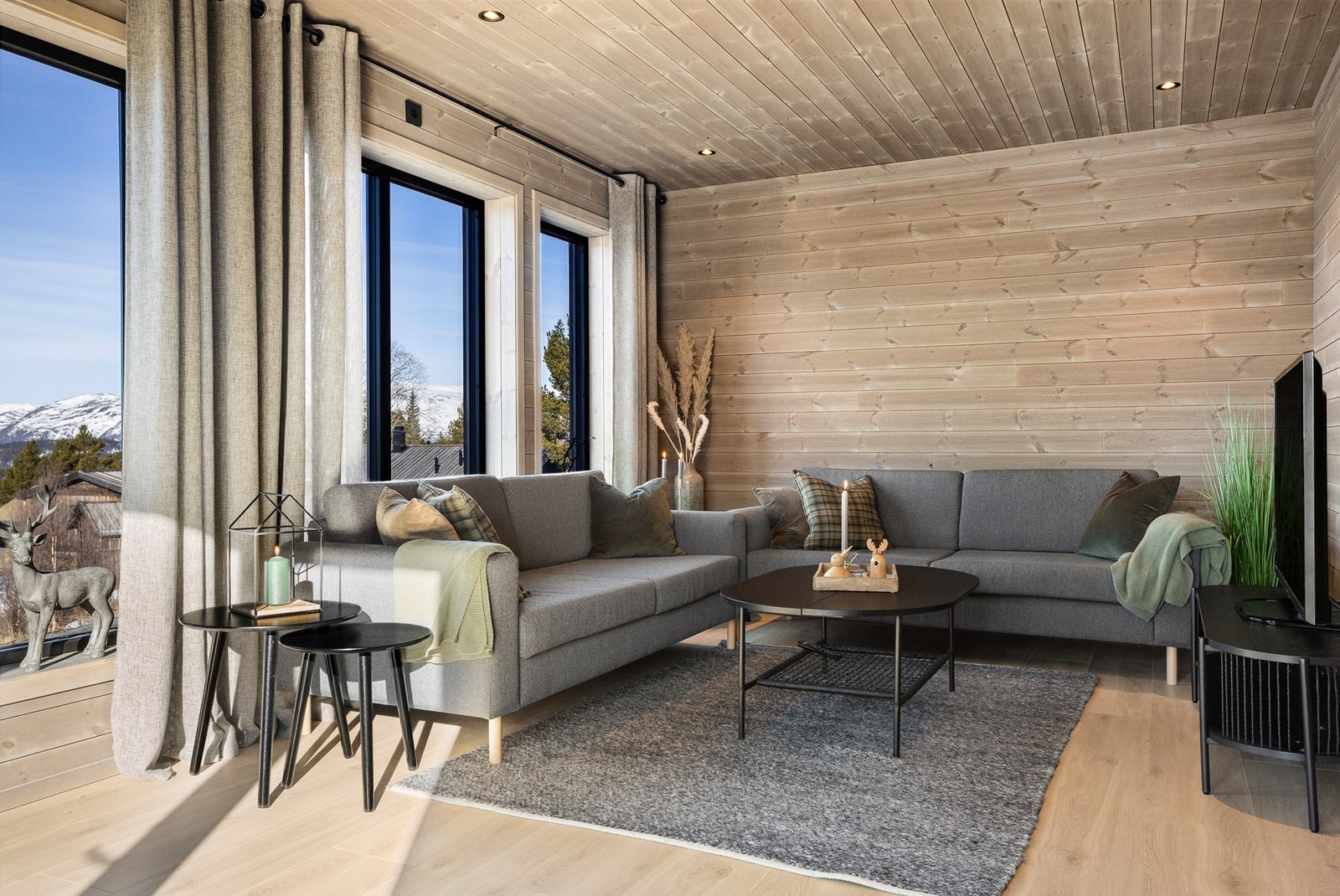 Velkommen inn! Stue og kjøkken i åpen løsning - god størrelse til innredning av flere soner Galleribilde