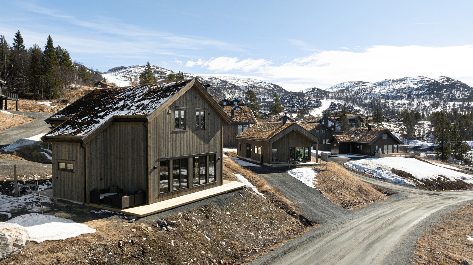 Nydelig hjørnetomt med fine uteområder. Sørvest-vendt plassering. I bakgrunnen ser du Holtardalen Galleribilde