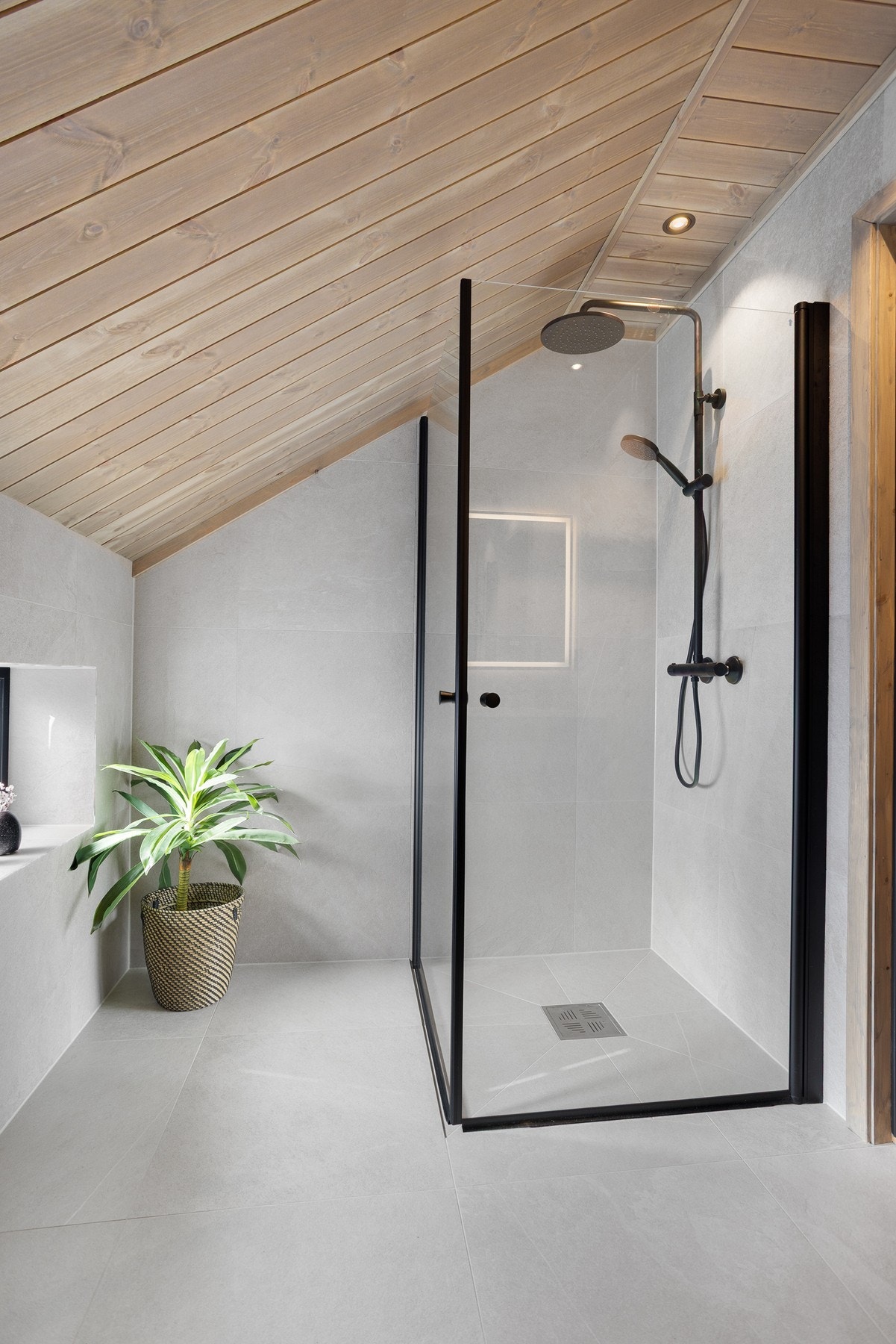 Moderne 60x60 fliser på vegg og gulv Galleribilde